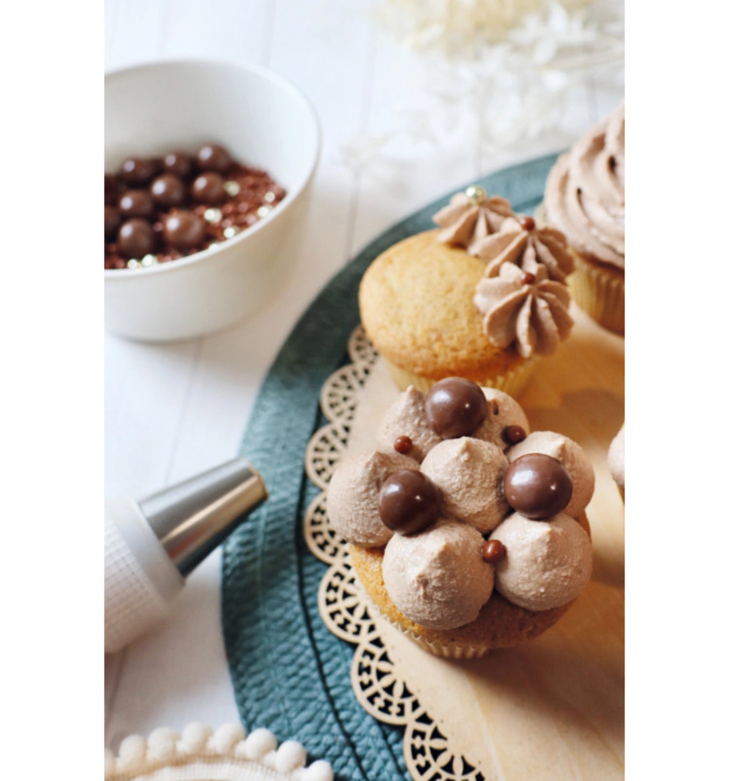 Deko Schoko Perlen in Milchschokolade und Gold, 50g, perfekt zum Verzieren von Desserts und Backwaren für besondere Anlässe.