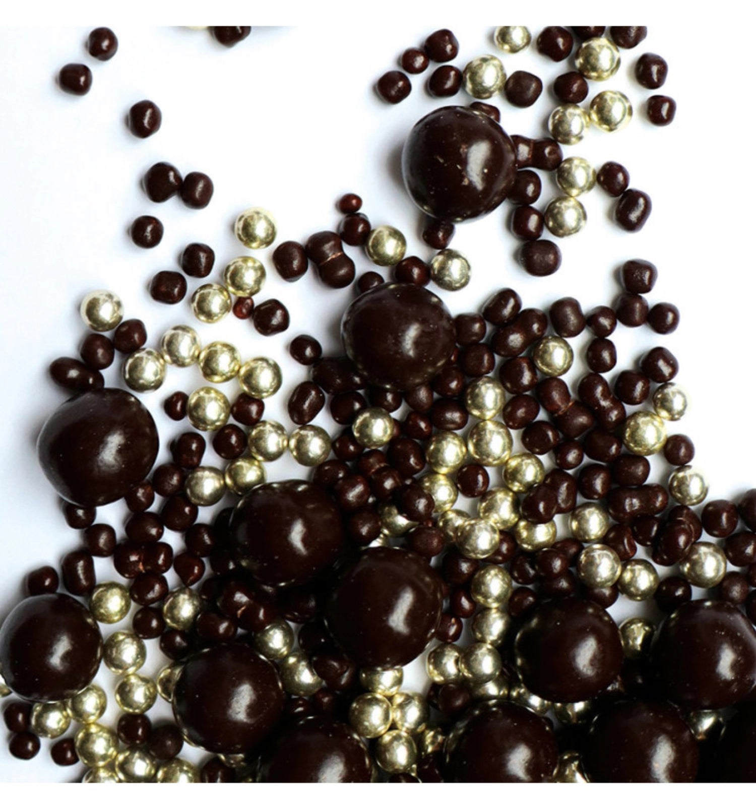 Deko Schoko Perlen in schwarzer Schokolade mit goldenen Akzenten, 50g, perfekt für kreative Backideen und Dekorationen.