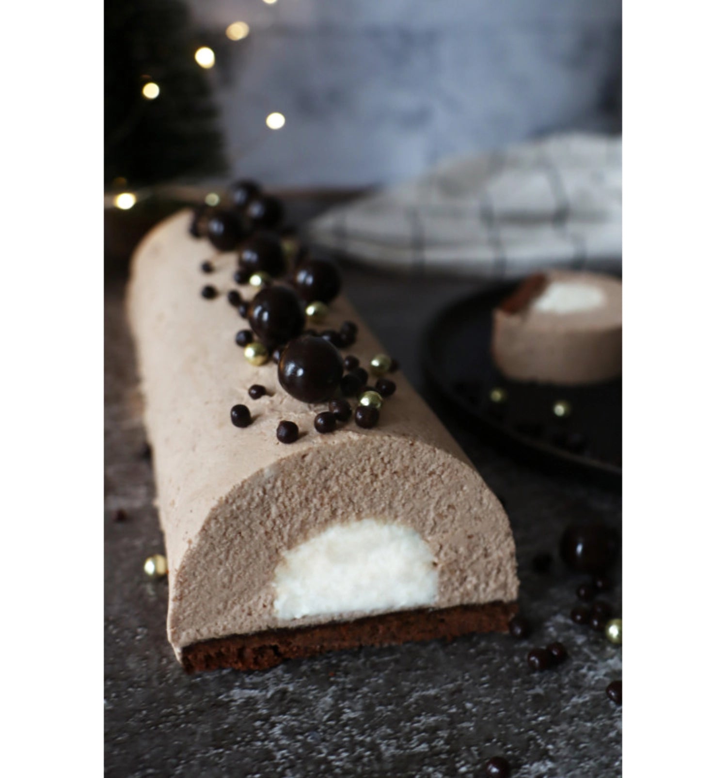 Schokoladen-Dekoperlen in edlem Schwarz mit goldenen Highlights, 50g, ideal für das Veredeln von Desserts und Backwaren.