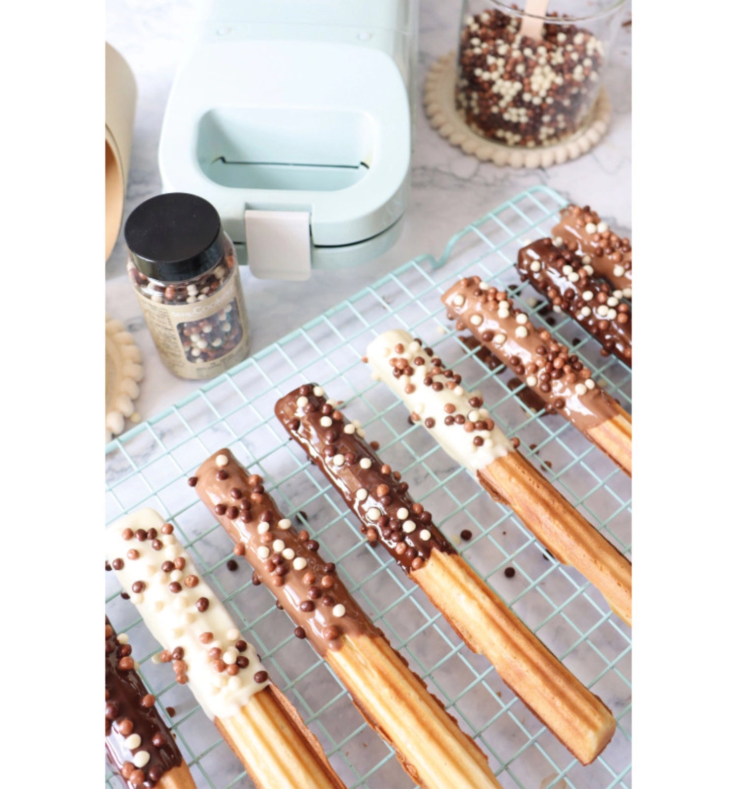 Bunte Schoko Perlen in Weiß, Milch und Schwarz, ideal zum Verzieren von Desserts und Backwaren, 40g von Scrap Cooking.