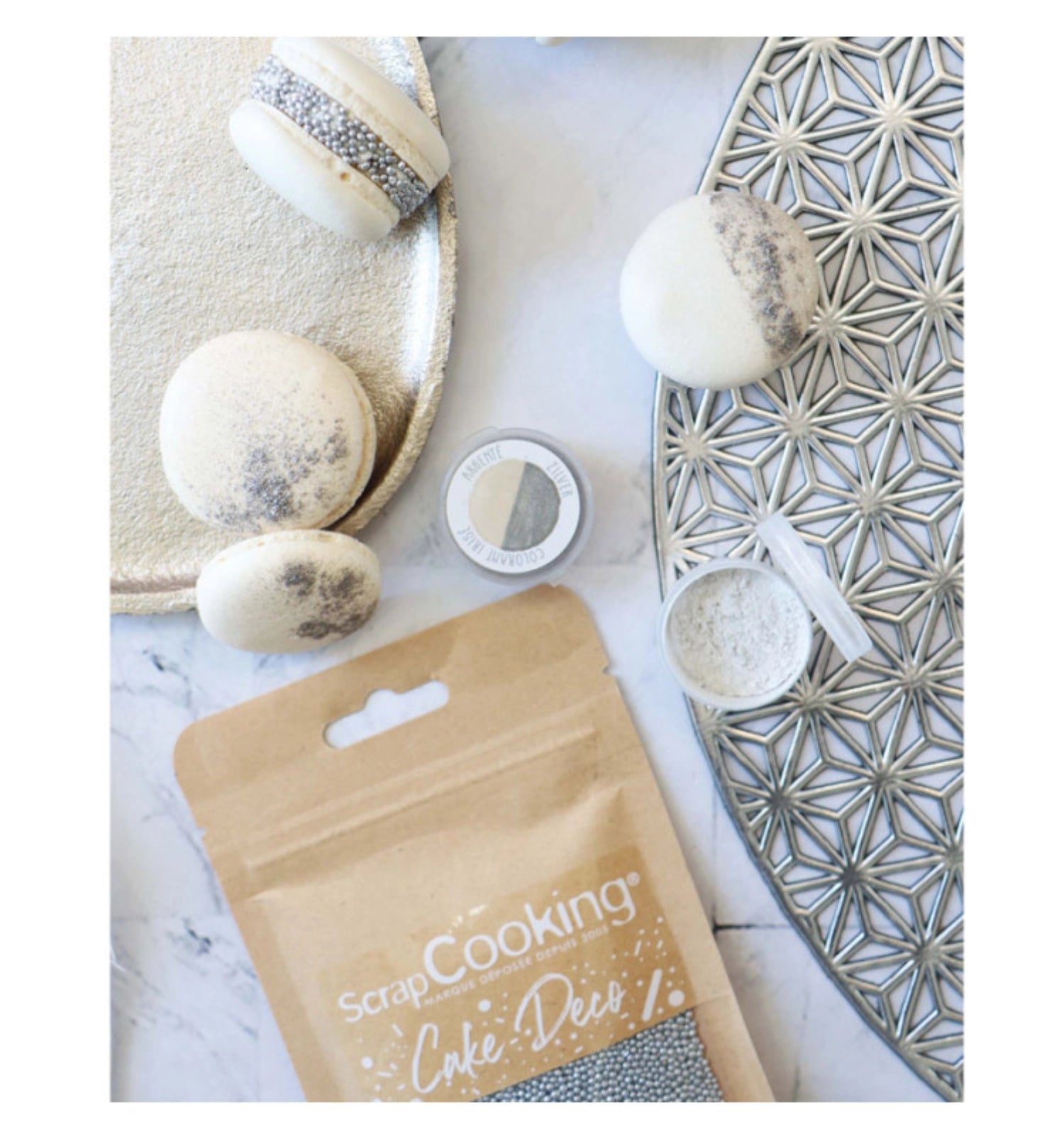 Glänzende, silberne Mini-Zuckerperlen in einer 80g Packung, perfekt zum Dekorieren von Torten, Cupcakes und anderen süßen Leckereien.