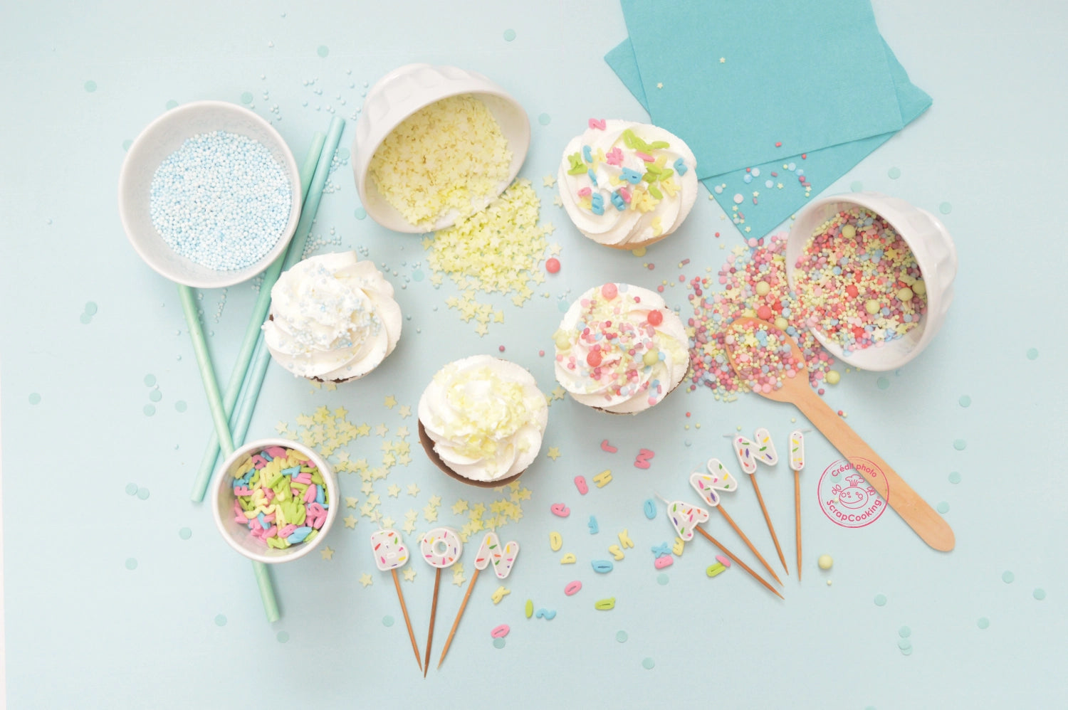 Buntes 4er Set Zuckerdekore von Scrap Cooking, perfekt zum Dekorieren von Torten, Cupcakes und anderen süßen Leckereien.
