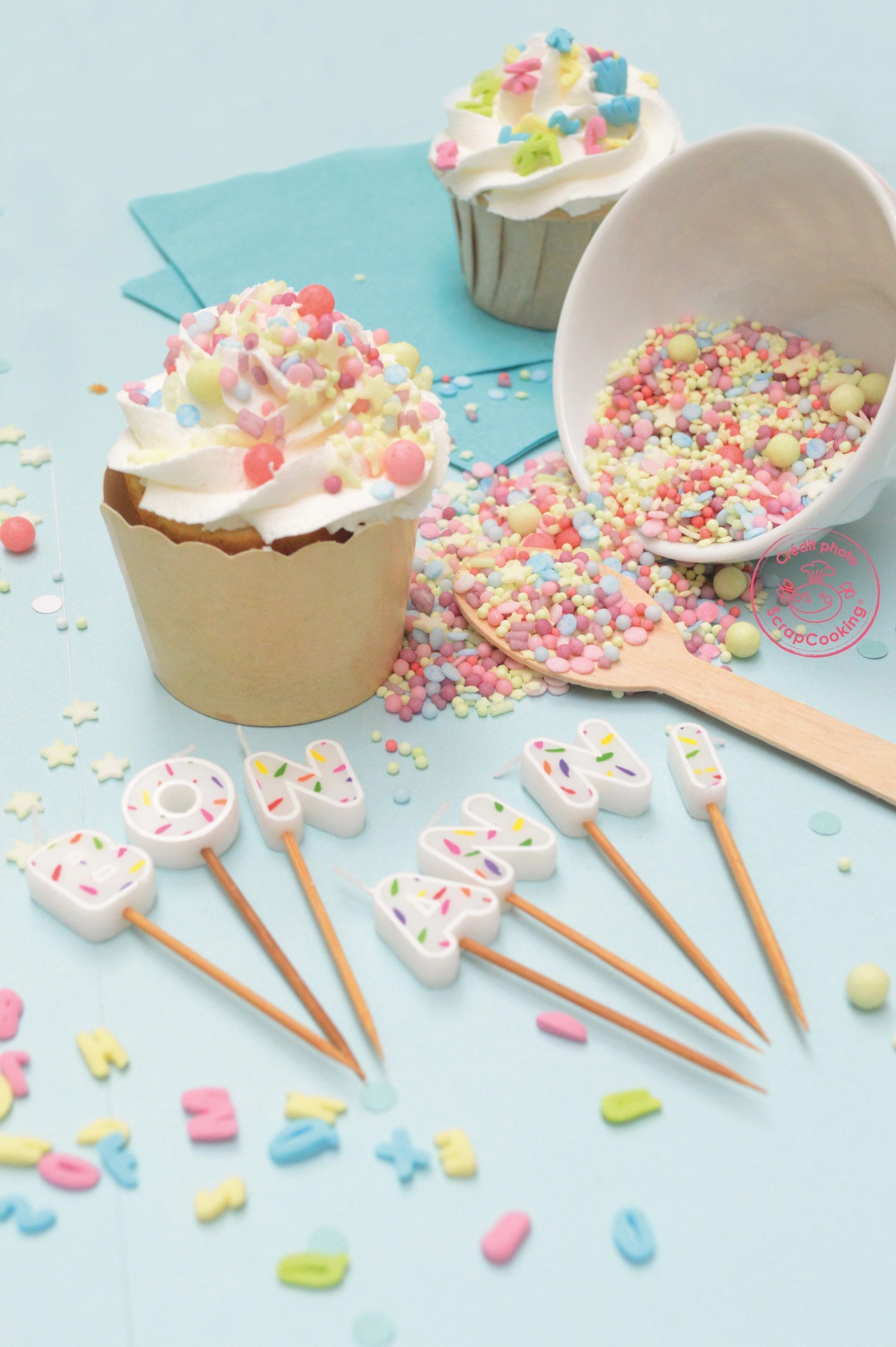 Buntes 4er Set Zuckerdekore von Scrap Cooking, perfekt zum Dekorieren von Kuchen, Cupcakes und anderen süßen Leckereien.
