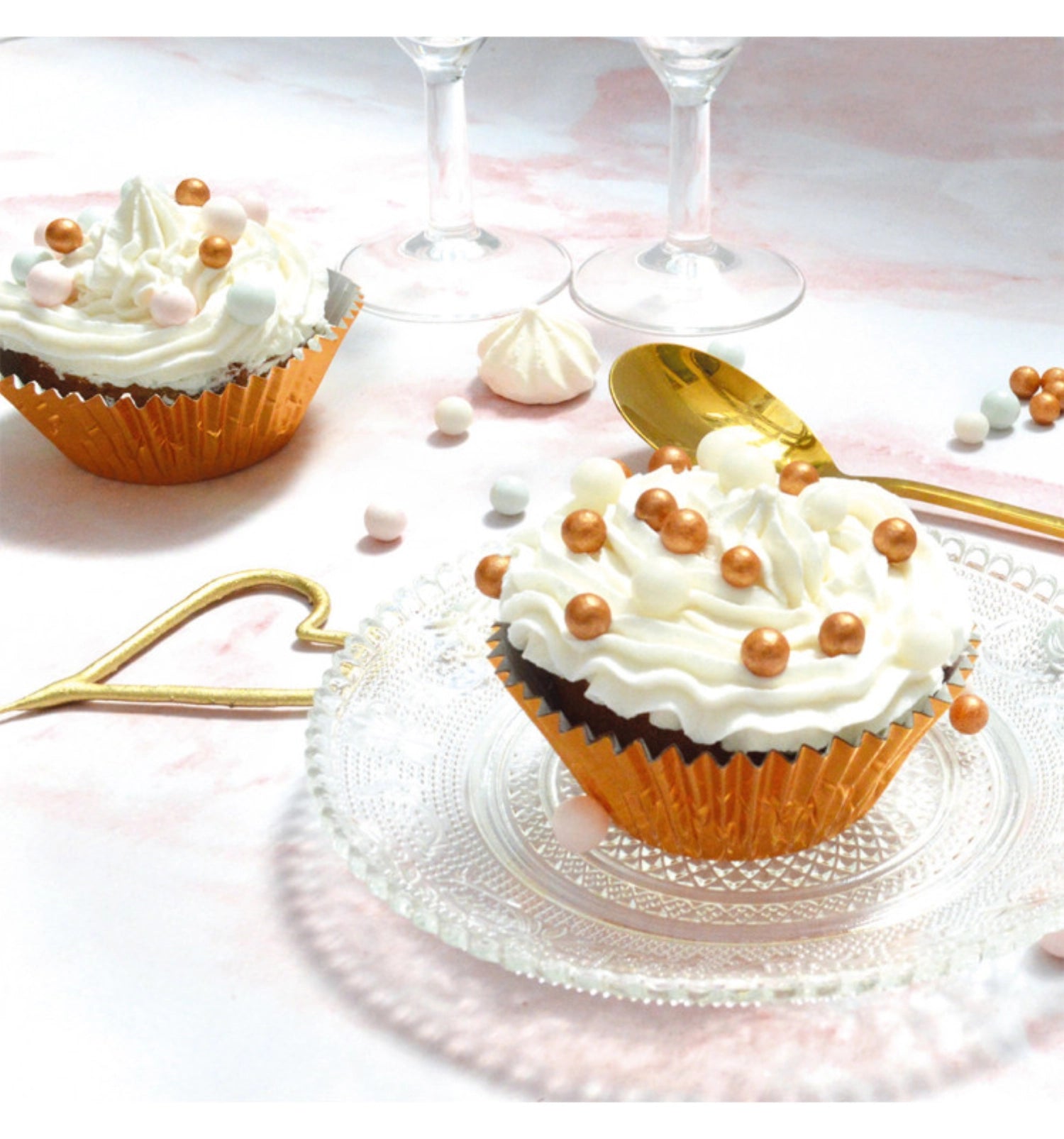 Elegantes 4er Set Zuckerdekore in verschiedenen Goldnuancen, ideal für die Verschönerung von Desserts und besonderen Anlässen.