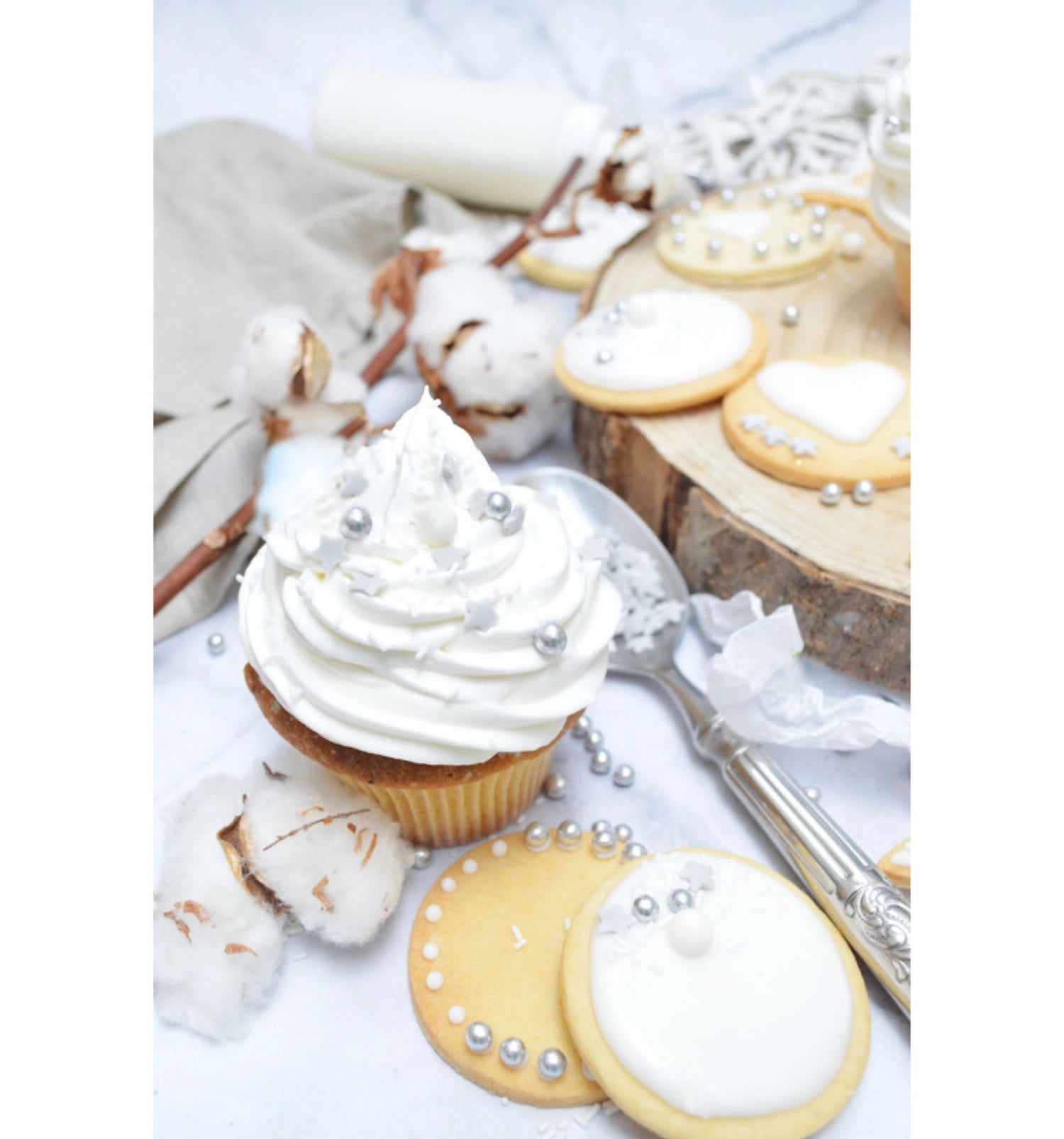 Buntes 4er Set Zuckerdekore aus Cotton Mix, perfekt zum Verzieren von Torten und Desserts für besondere Anlässe in sanften Farbtönen.