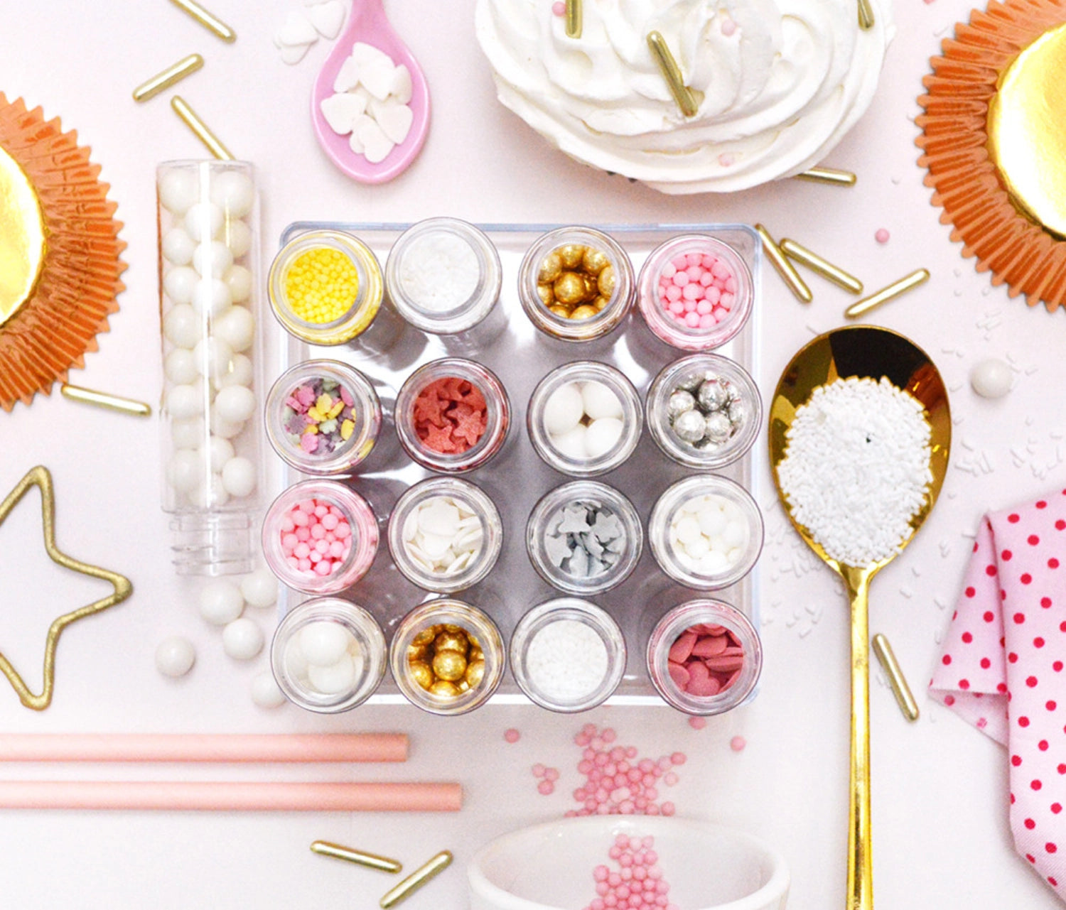 Buntes 4er Set Zuckerdekore in sanften Naturtönen, perfekt zum Verzieren von Kuchen, Muffins und anderen süßen Leckereien.