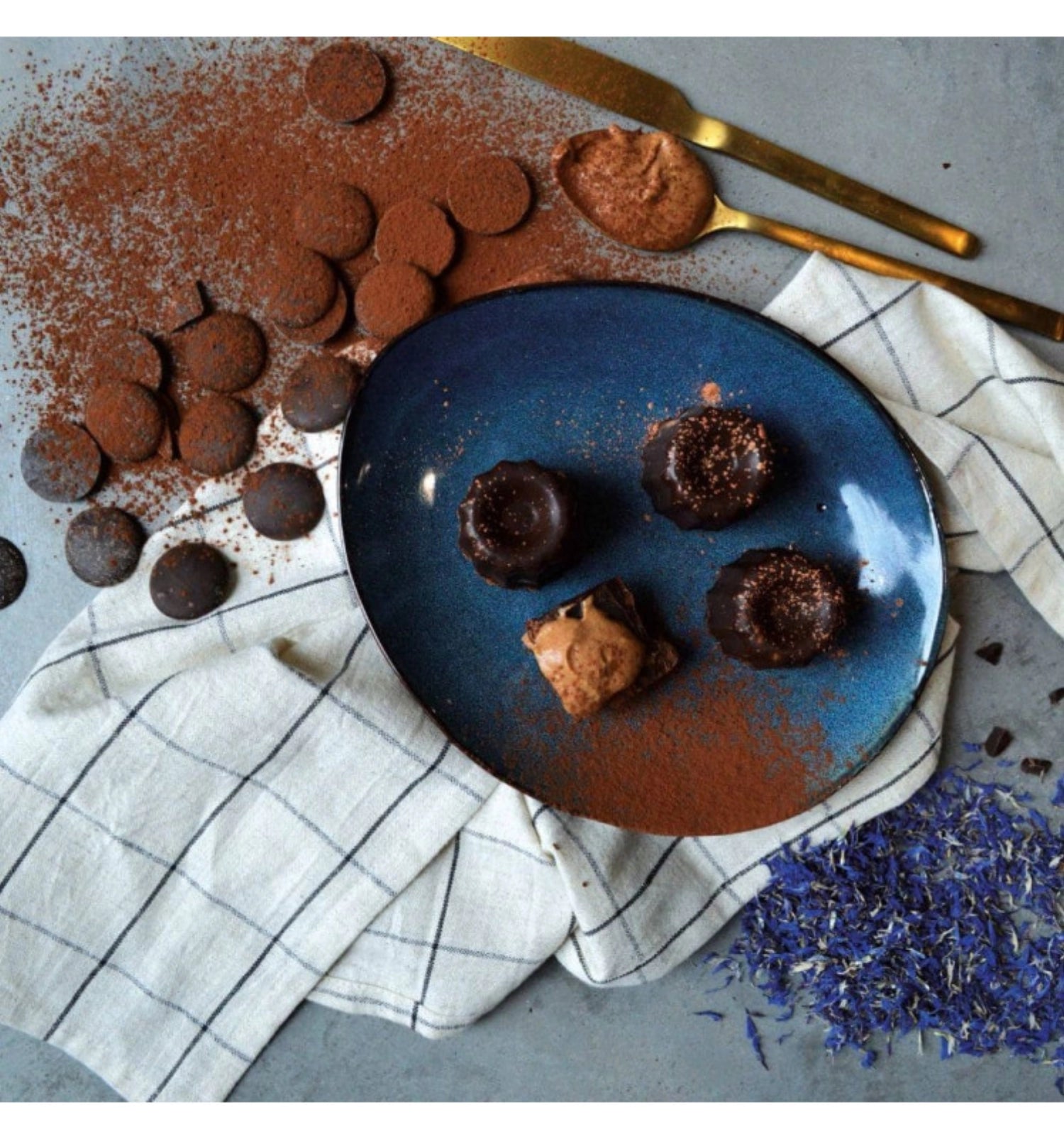 Entdecken Sie die exquisite Schokoladenkouverture Noir von Scrap Cooking. Ideal für Desserts, mit intensivem Geschmack und hervorragenden Schmelzeigenschaften.