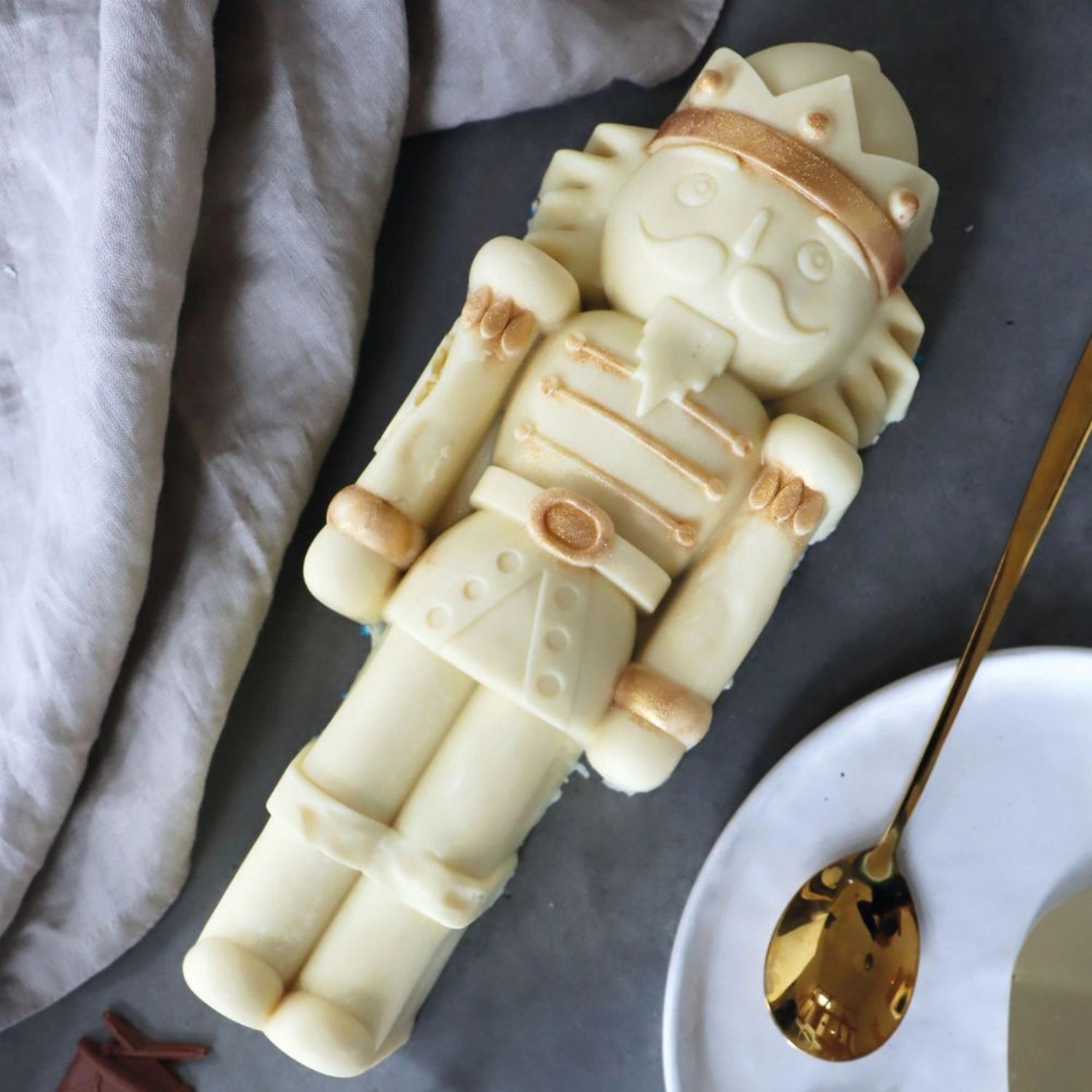 Feine weiße Schokoladenkuvertüre von Scrap Cooking, perfekt zum Überziehen und Veredeln von Süßspeisen und Backkreationen.