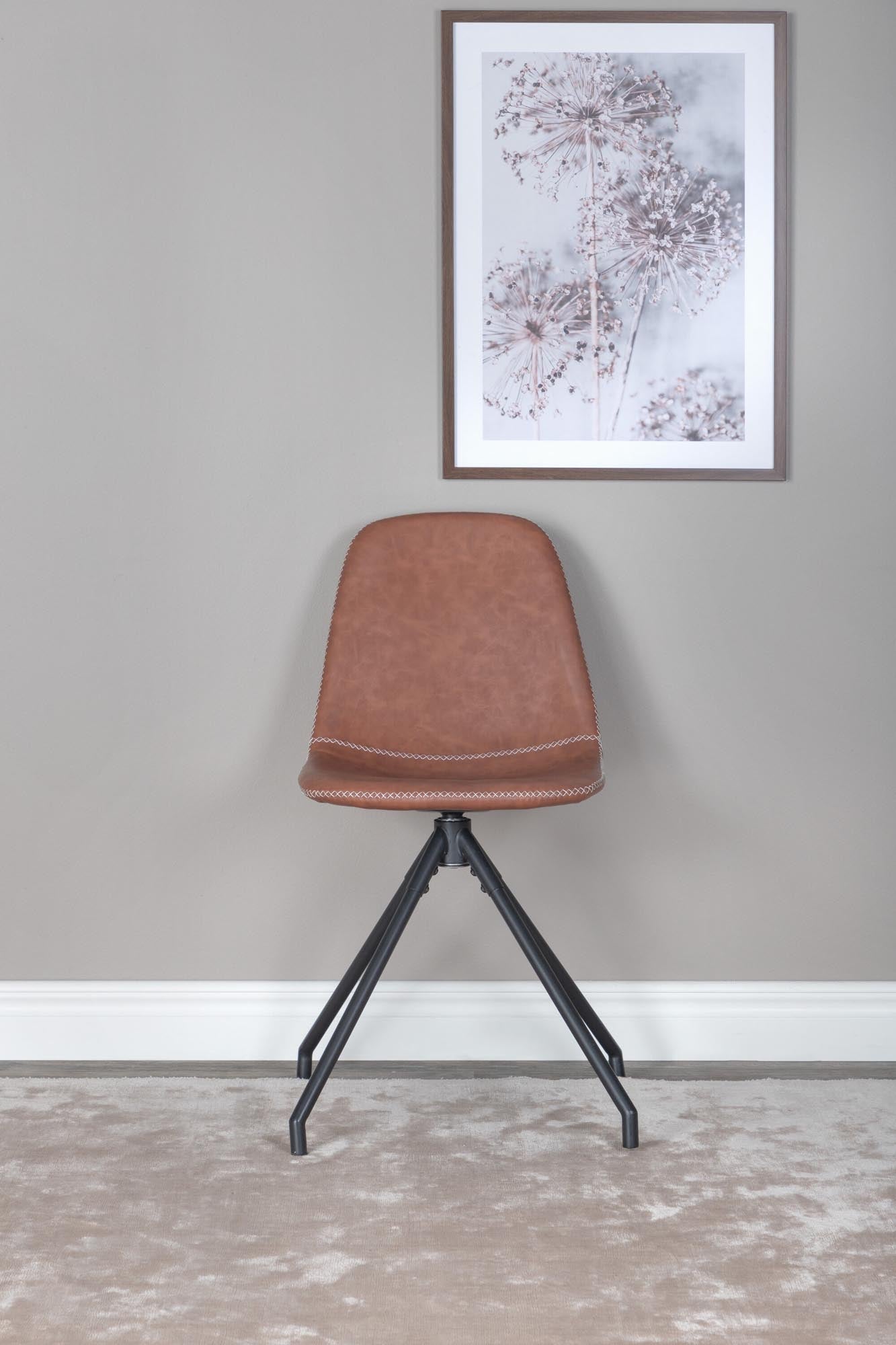 Polar Drehstuhl in Braun präsentiert im Onlineshop von KAQTU Design AG. Drehstuhl ist von Venture Home