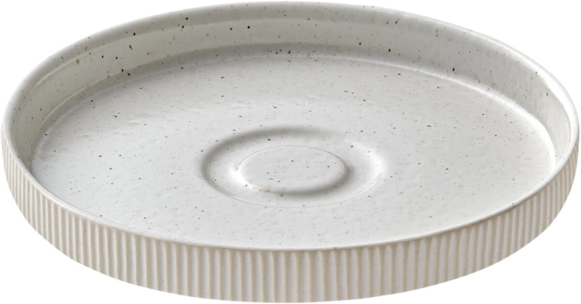 Elegante, weisse Untertasse aus robustem Steinzeug mit feinem Reliefmuster, ideal für stilvolle Kaffeepausen. Spülmaschinenfest.