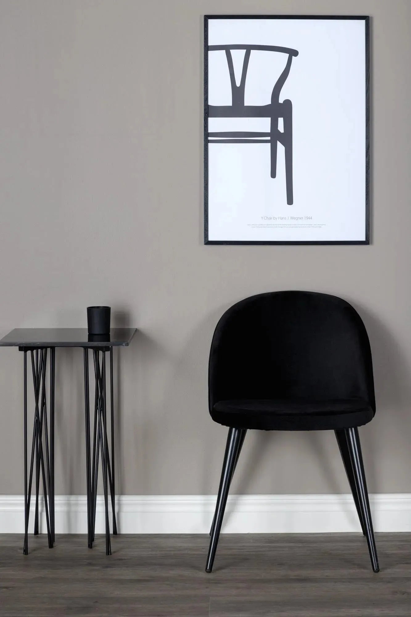 Eleganter Velvet Stuhl von Venture Home für modernes Wohndesign.