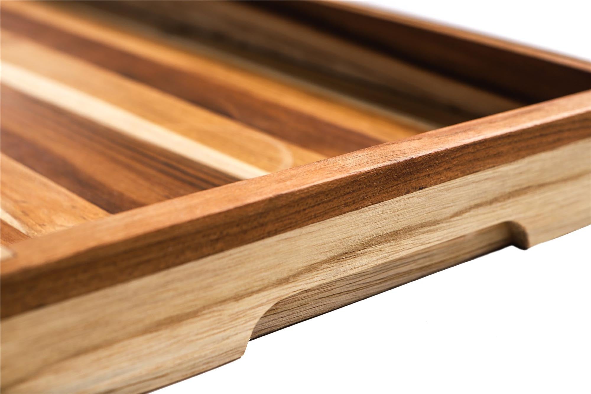 Elegantes Teak Serviertablett mit Haltegriff, bestehend aus 3 Tabletts, ideal für stilvolle Präsentationen und Servieren. Maße: 51x30.5x5cm.