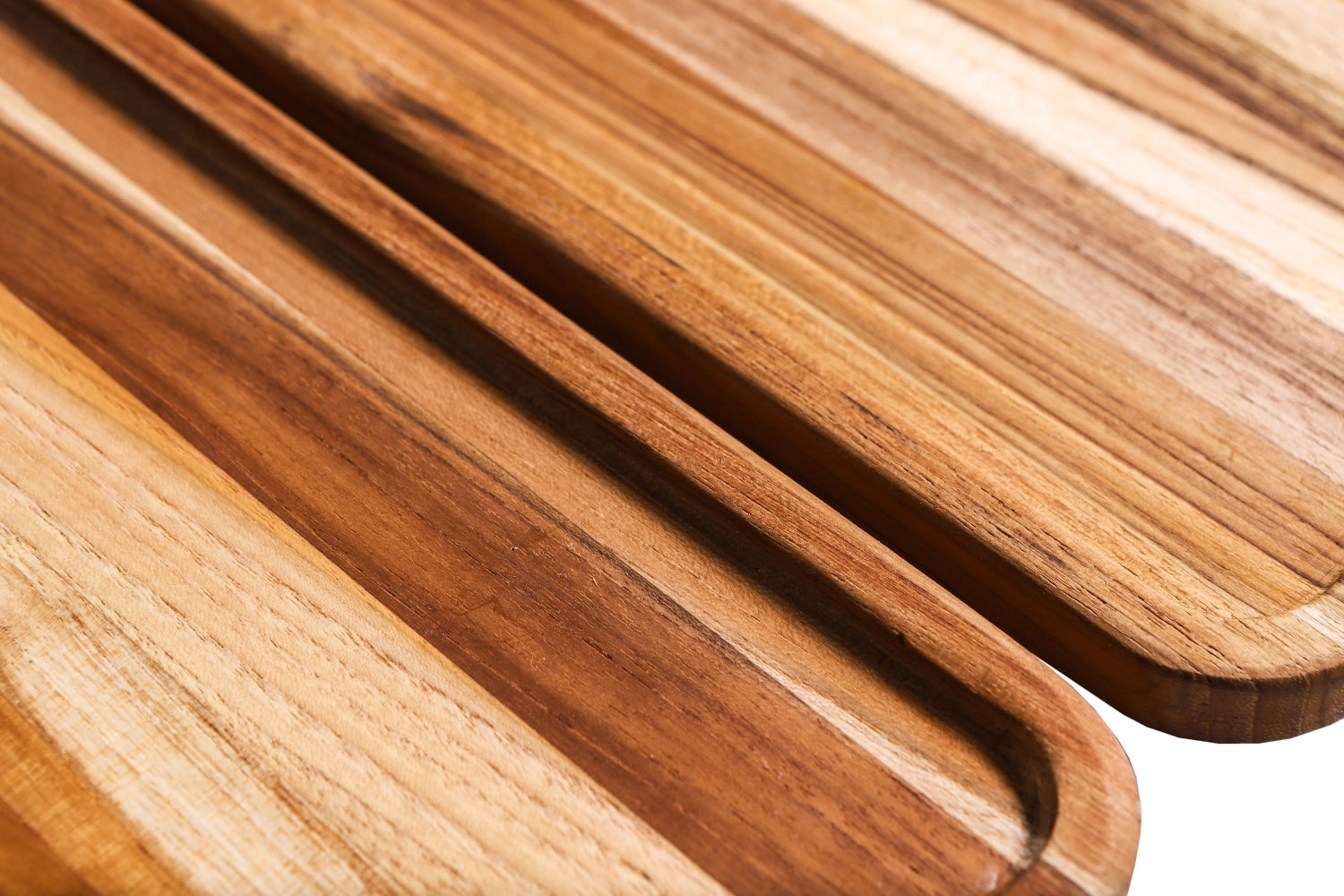 Elegantes rechteckiges Serviertablett aus Teakholz mit schmalem Rand, ideal für stilvolle Präsentationen von Speisen und Getränken.