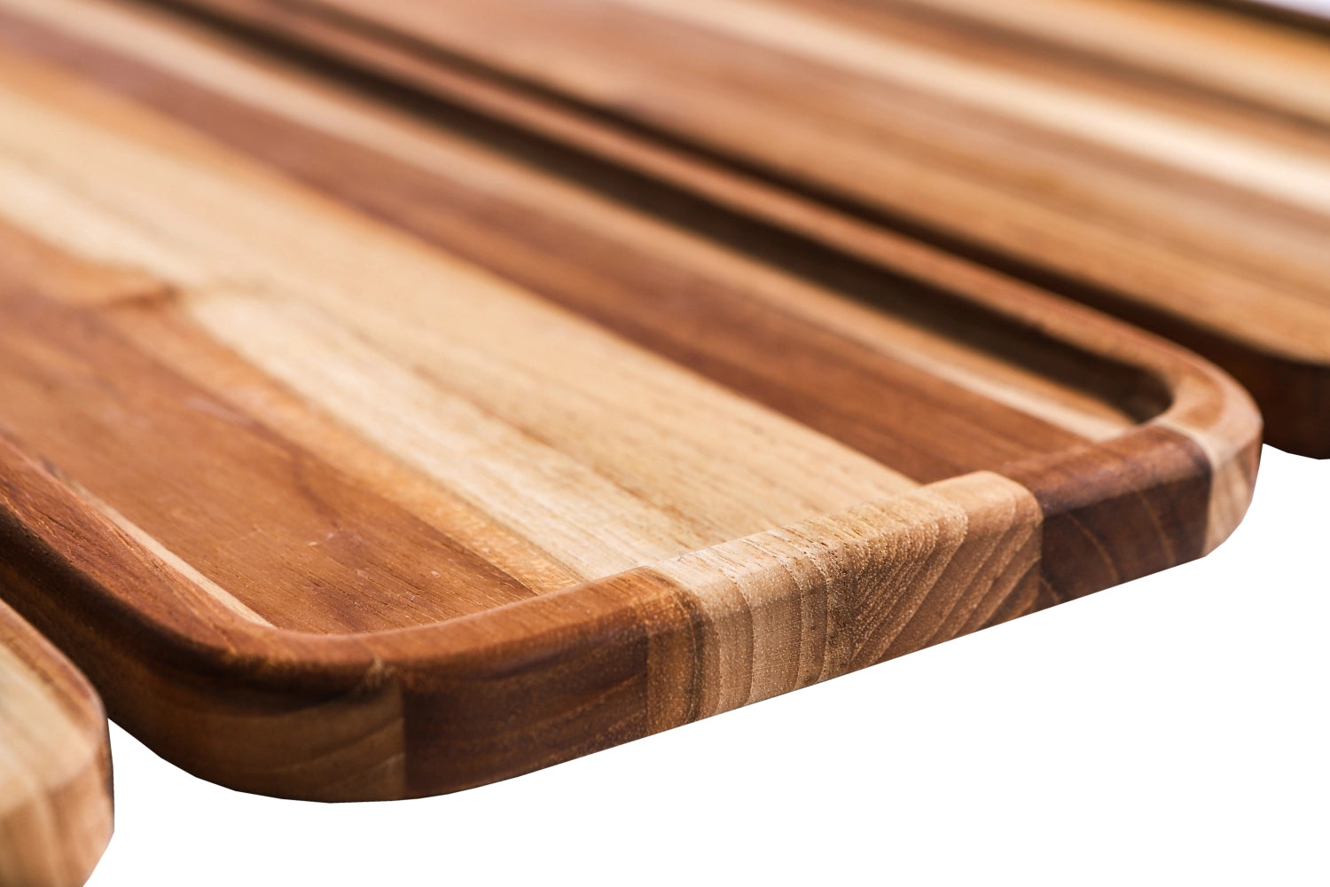 Elegantes rechteckiges Teak Serviertablett mit schmalem Rand, ideal für stilvolles Servieren und als dekorativer Akzent in jedem Raum.