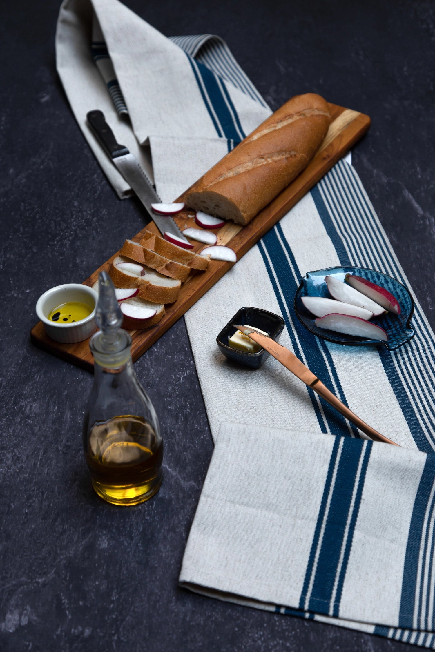 Teak Schneide- und Servierbrett in edlem Design, 56x12.5x1.4 cm, ideal für Küche und Tisch, aus hochwertigem Teakholz gefertigt.
