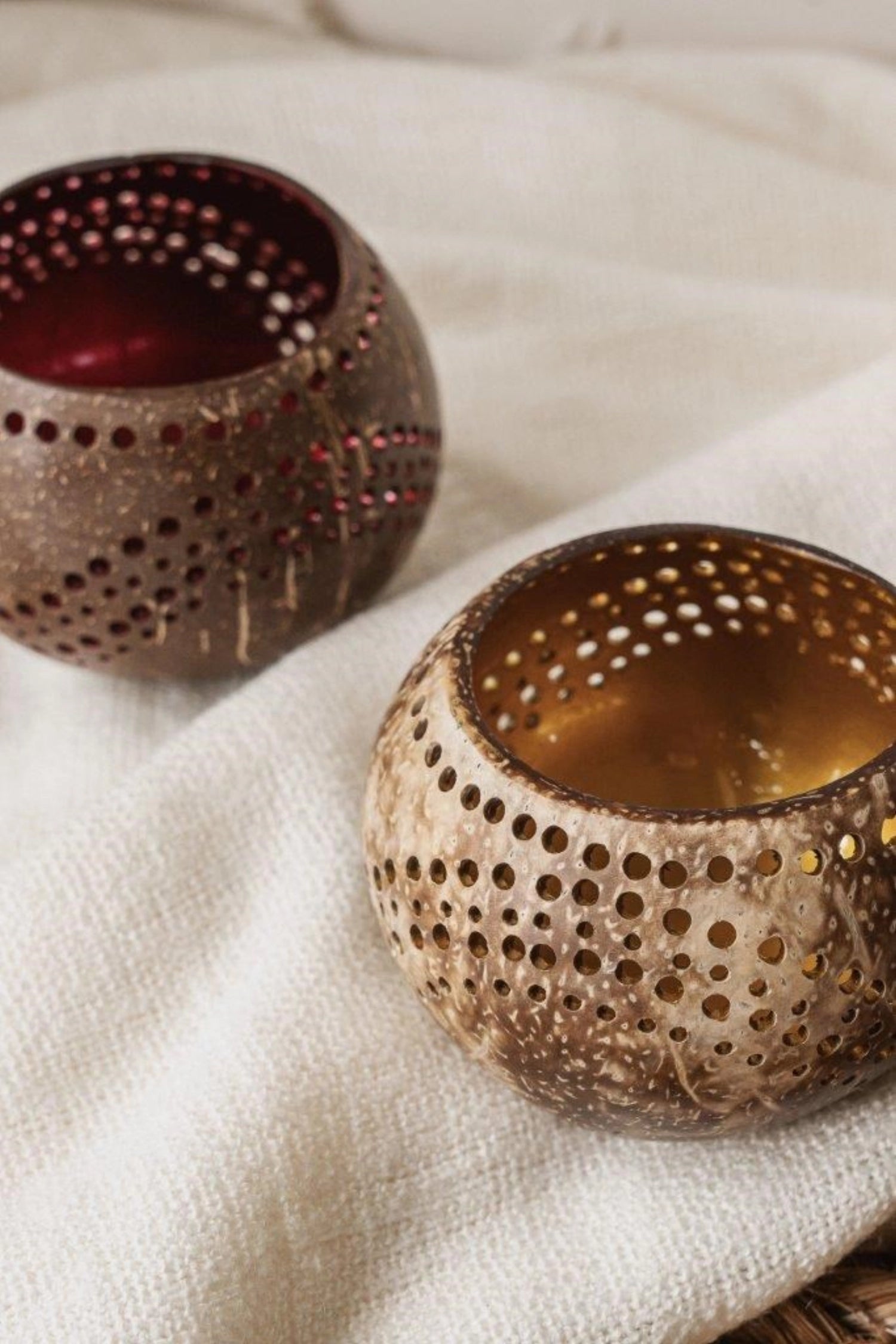 Handgefertigter Teelichthalter aus Kokosnuss mit goldener Wellenstruktur, 14 cm, von Nuts Innovations, für eine warme Atmosphäre.
