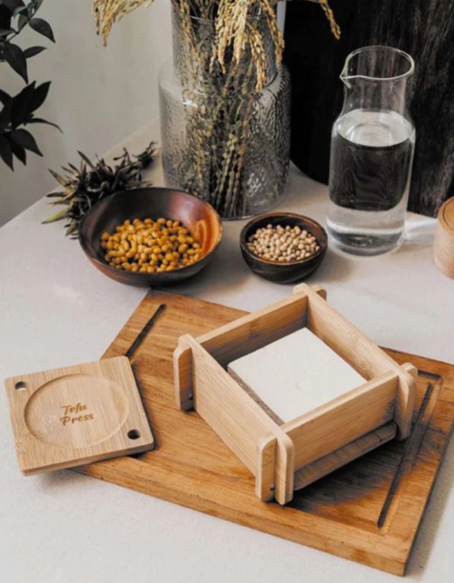 Tofu Maker aus Bambus von Nuts Innovations – umweltfreundlicher Küchenhelfer für die einfache Herstellung von frischem Tofu zu Hause.