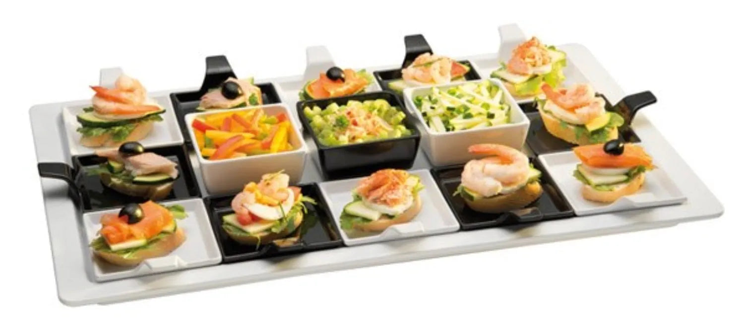 Elegantes GN 1/1 Tablett aus Edelstahl, 53x32,5cm, perfekt für Buffets. Robust, leicht zu reinigen, mit sicherer Kante.