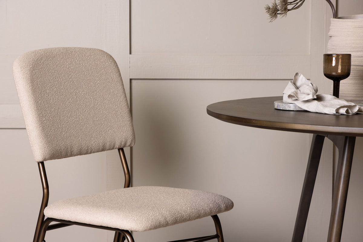 Dieser Stuhl in Beige präsentiert im Onlineshop von KAQTU Design AG. Stuhl ist von Venture Home
