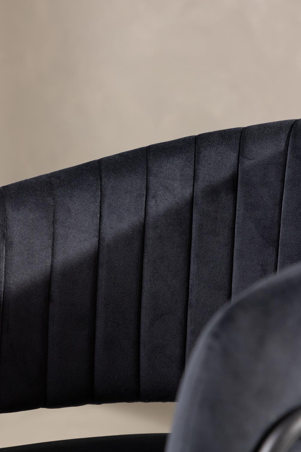 Selma Stuhl in Schwarz präsentiert im Onlineshop von KAQTU Design AG. Schalenstuhl mit Armlehne ist von Venture Home