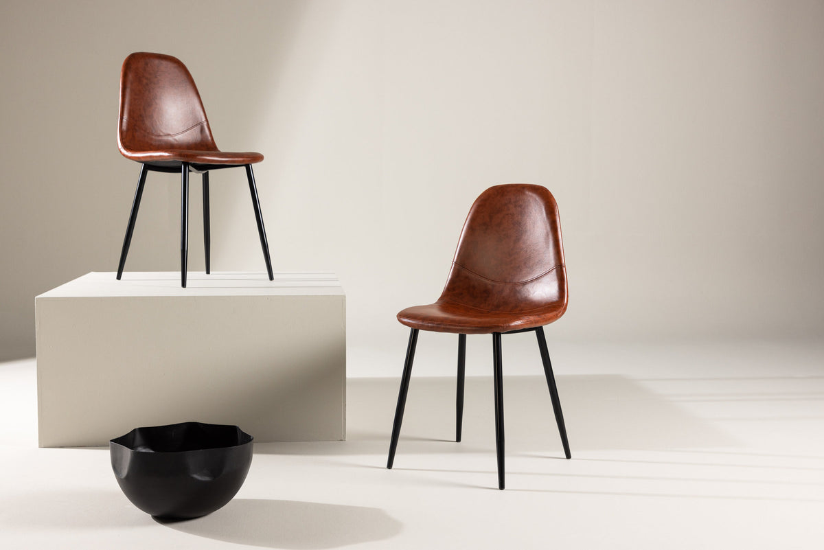 Polar Stuhl in Braun präsentiert im Onlineshop von KAQTU Design AG. Stuhl ist von Venture Home