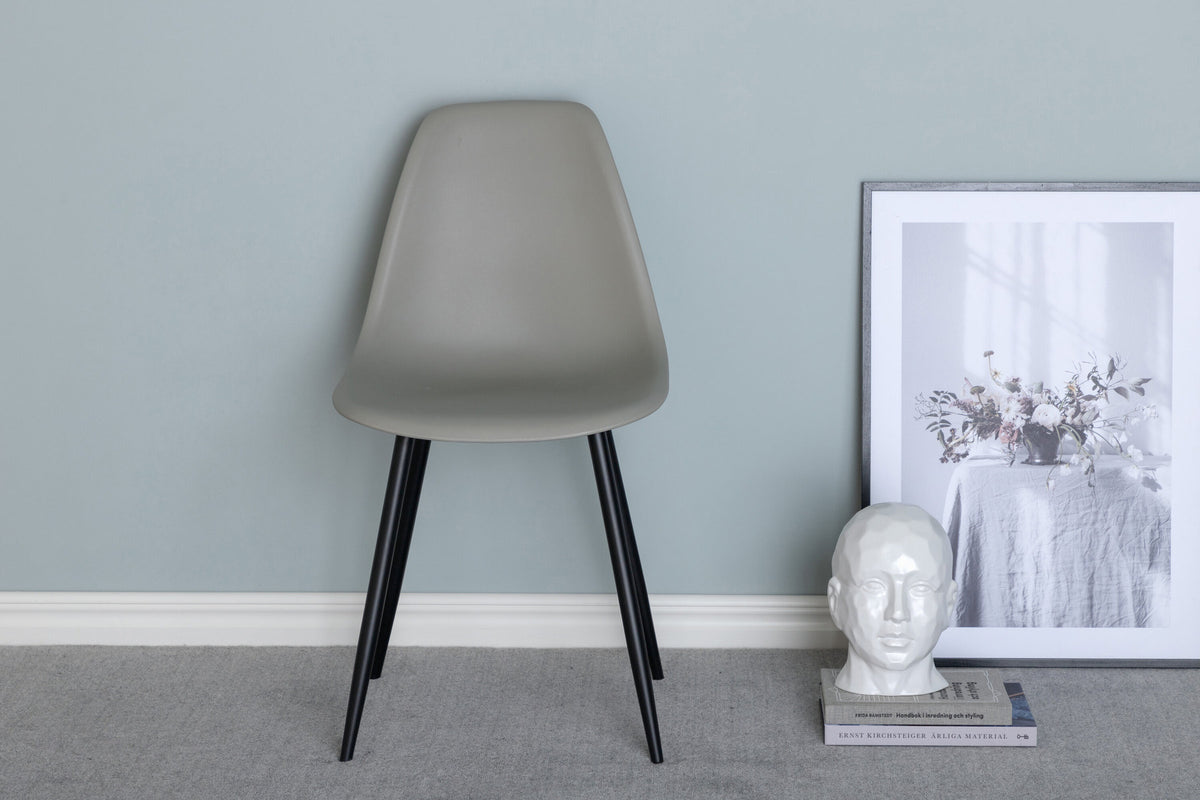 Polar Stuhl Plastic in Grau präsentiert im Onlineshop von KAQTU Design AG. Stuhl ist von Venture Home