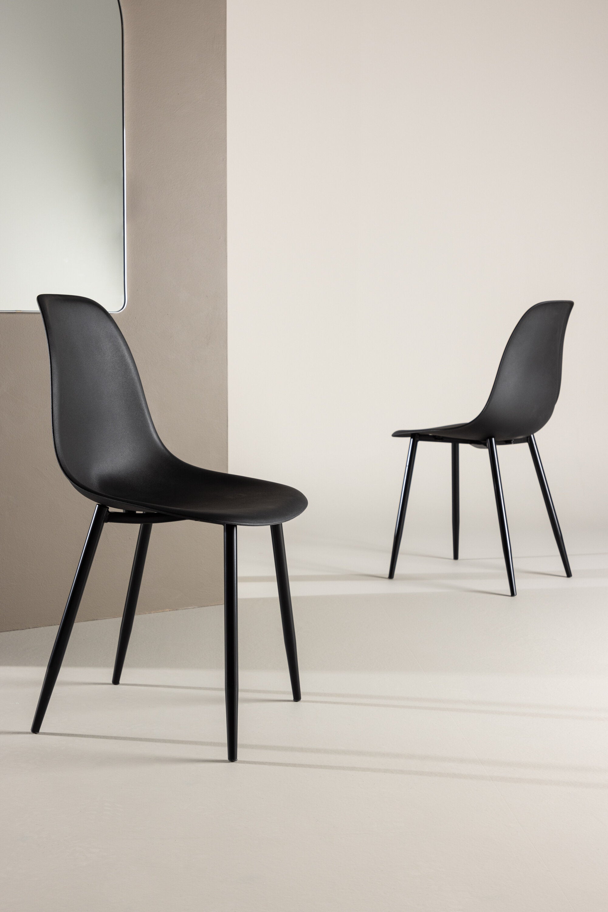 Polar Stuhl Plastic in Schwarz präsentiert im Onlineshop von KAQTU Design AG. Stuhl ist von Venture Home