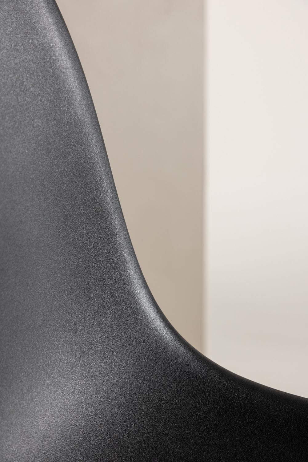 Polar Stuhl Plastic in Schwarz präsentiert im Onlineshop von KAQTU Design AG. Stuhl ist von Venture Home