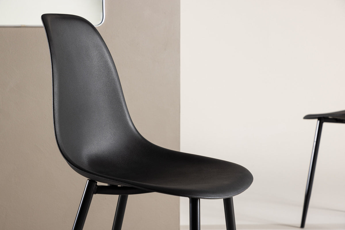 Polar Stuhl Plastic in Schwarz präsentiert im Onlineshop von KAQTU Design AG. Stuhl ist von Venture Home