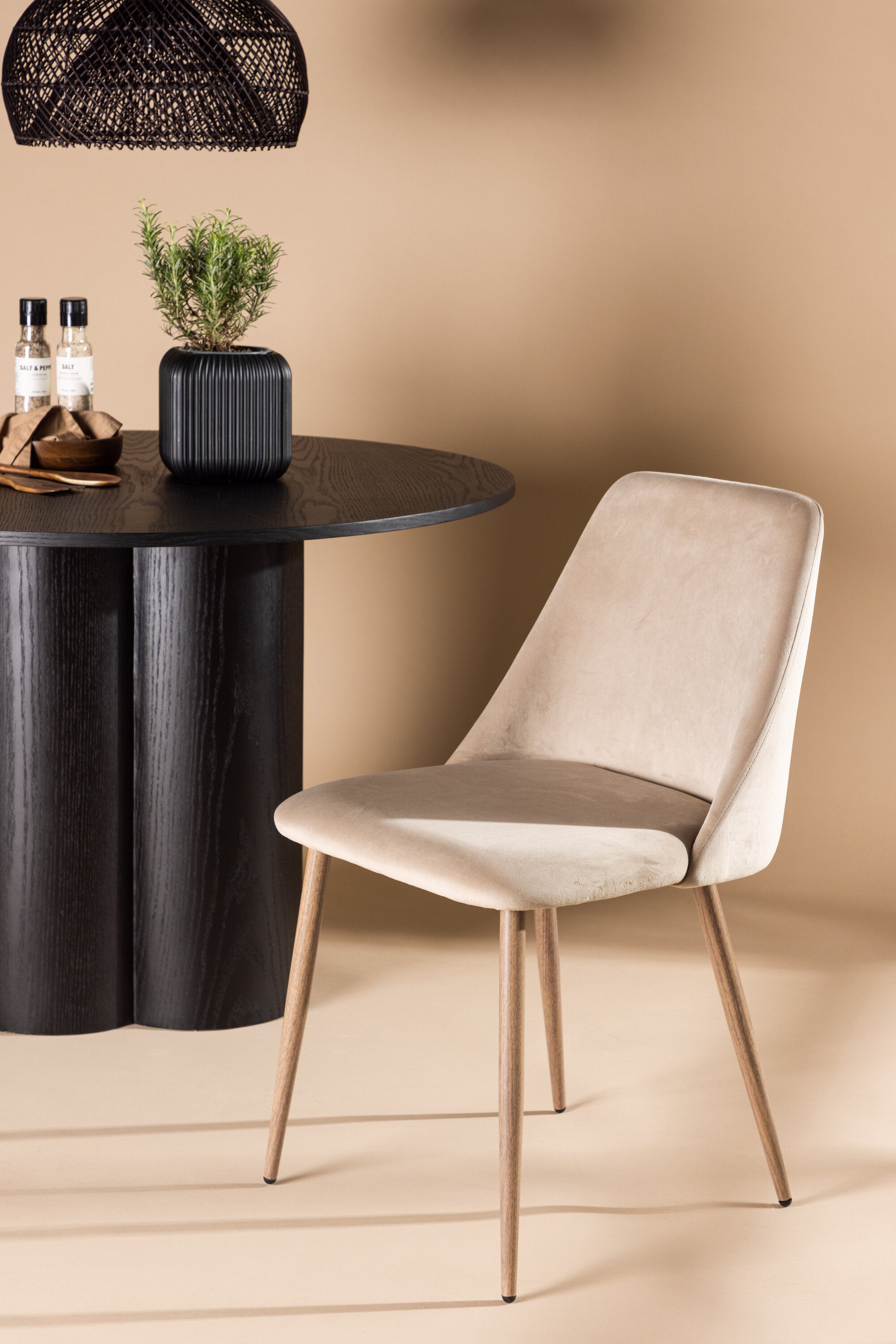 Night Stuhl in Braun präsentiert im Onlineshop von KAQTU Design AG. Stuhl ist von Venture Home
