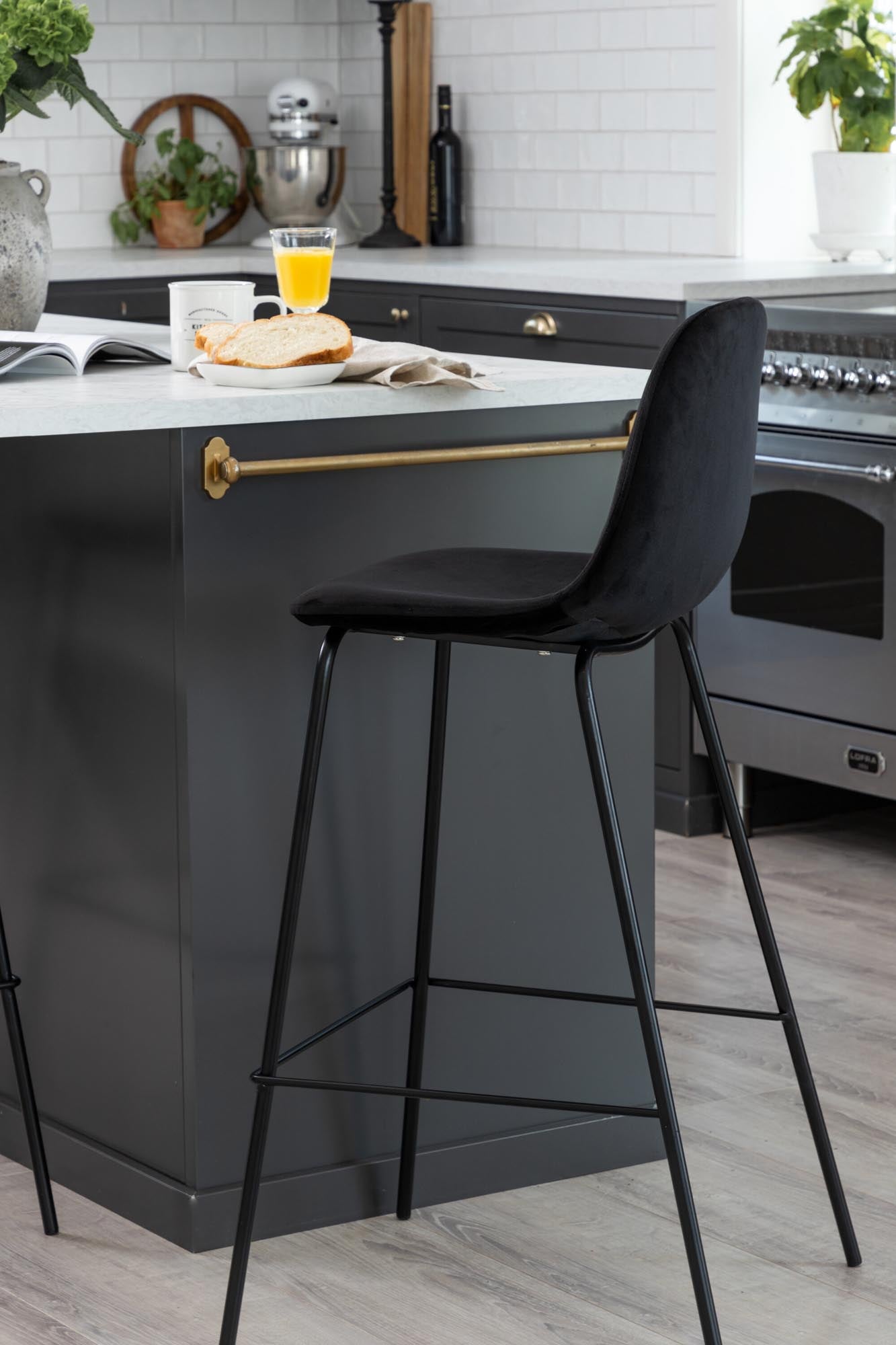 Polar Barstuhl in Schwarz präsentiert im Onlineshop von KAQTU Design AG. Barstuhl ist von Venture Home