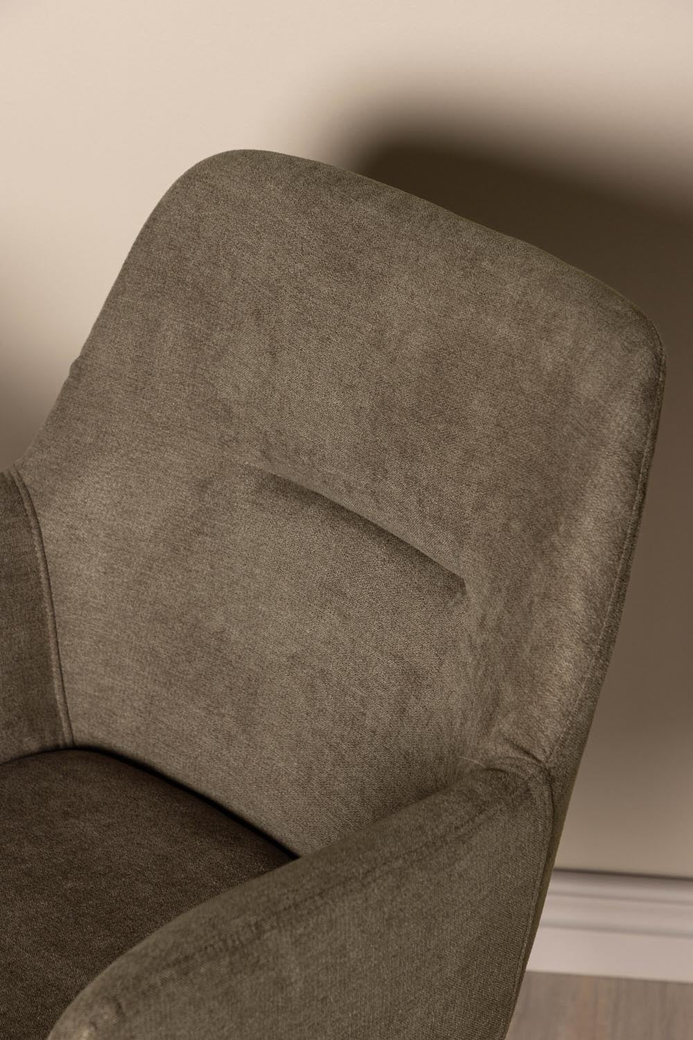 Tomorrow Stuhl in Braun präsentiert im Onlineshop von KAQTU Design AG. Stuhl mit Armlehne ist von Venture Home