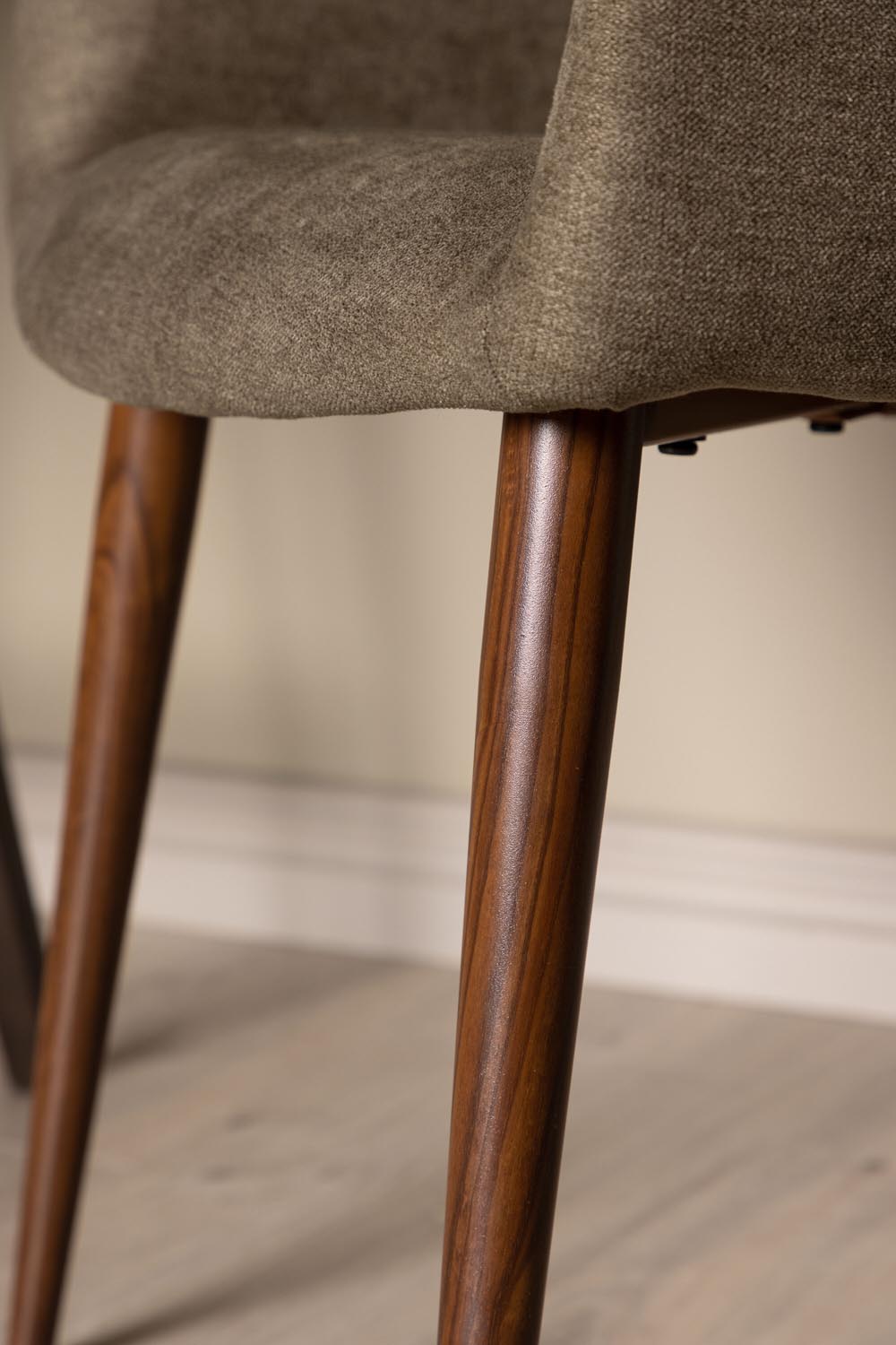 Tomorrow Stuhl in Braun präsentiert im Onlineshop von KAQTU Design AG. Stuhl mit Armlehne ist von Venture Home