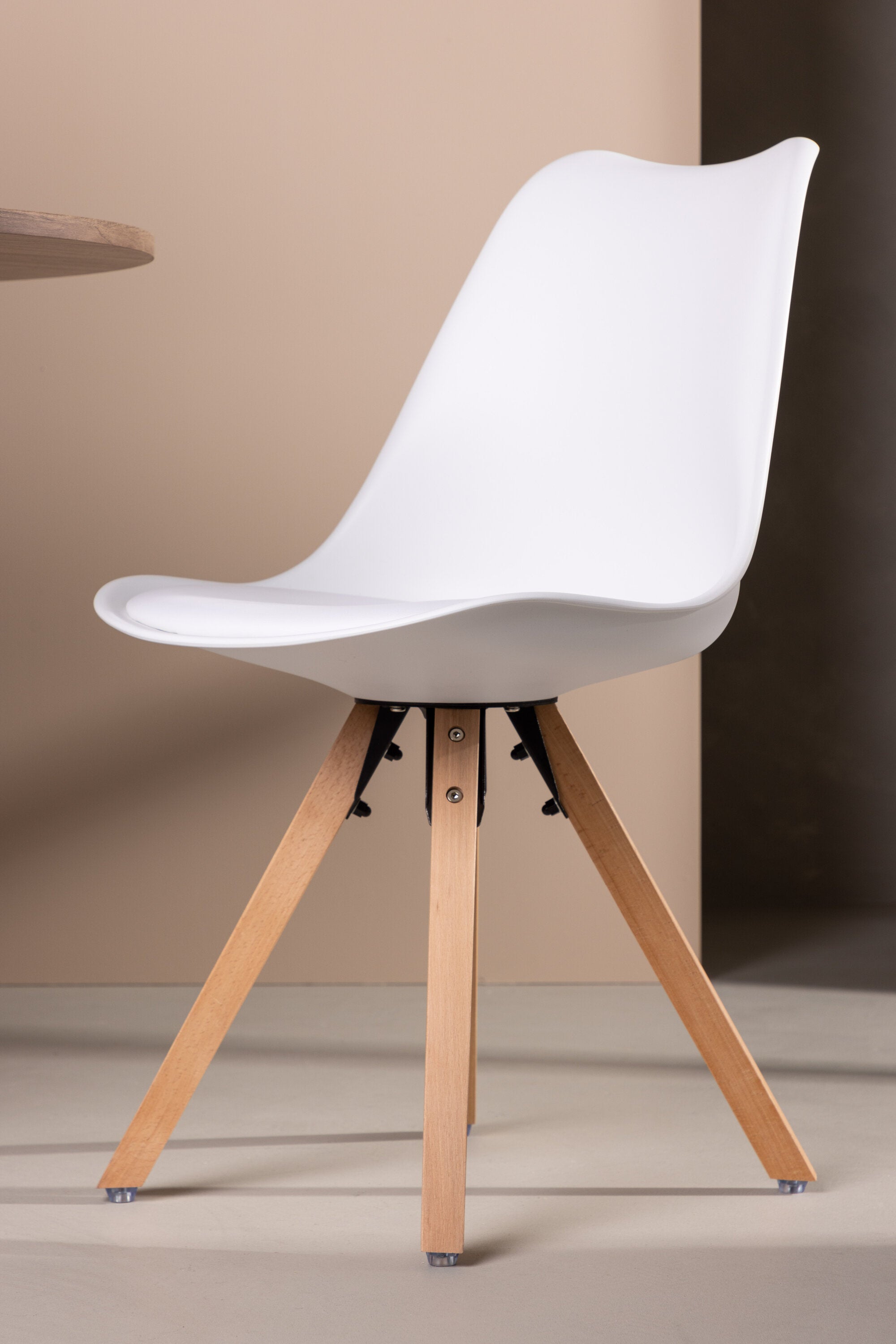 Zeno Stuhl in Weiss / Natur präsentiert im Onlineshop von KAQTU Design AG. Stuhl ist von Venture Home