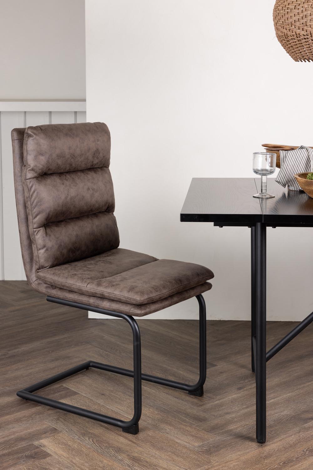 Zizo Stuhl in Braun präsentiert im Onlineshop von KAQTU Design AG. Stuhl ist von Venture Home