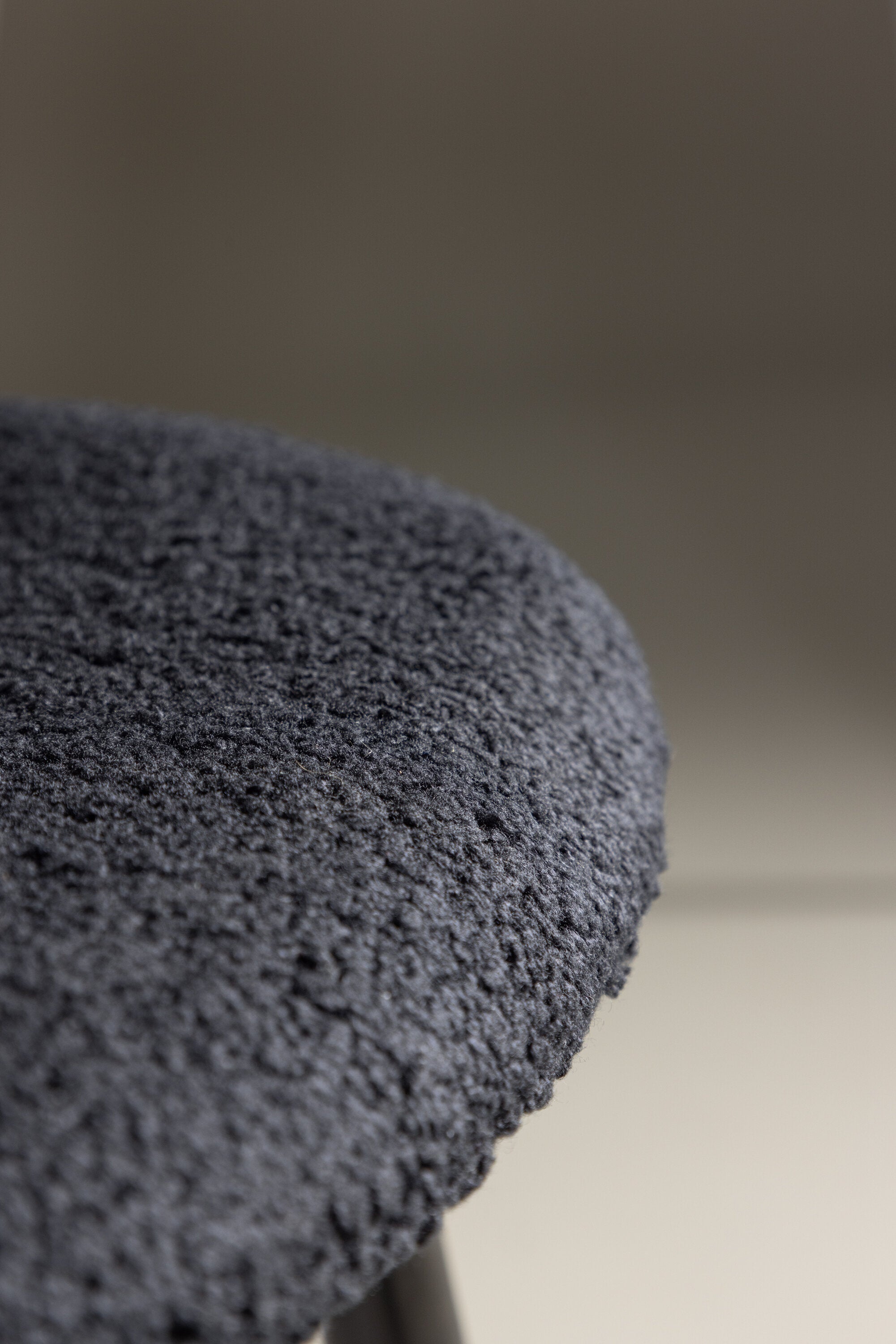 Polar Esszimmerstuhl in Schwarz präsentiert im Onlineshop von KAQTU Design AG. Stuhl ist von Venture Home