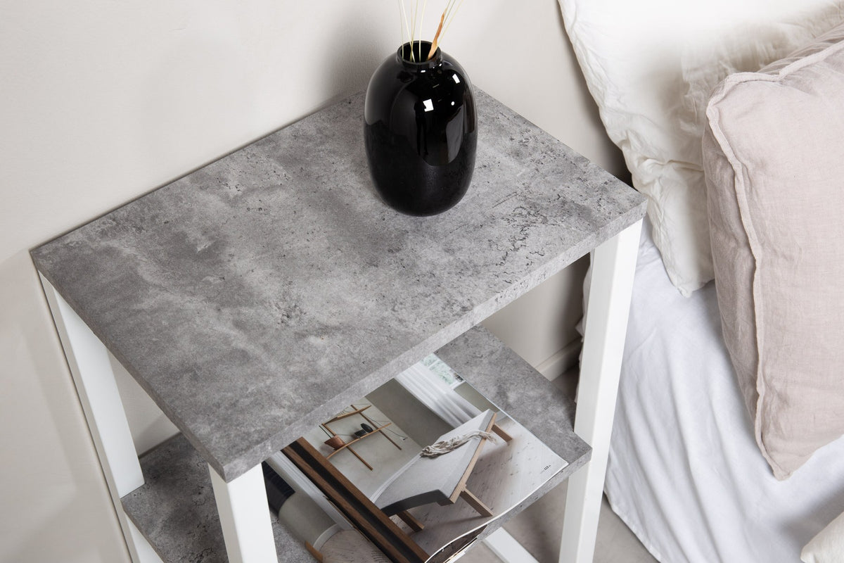 Grauer Nachttisch Rise von Venture Home mit weissem Stahlgestell, Ablagefläche aus MDF mit Papierlaminat-Oberfläche.