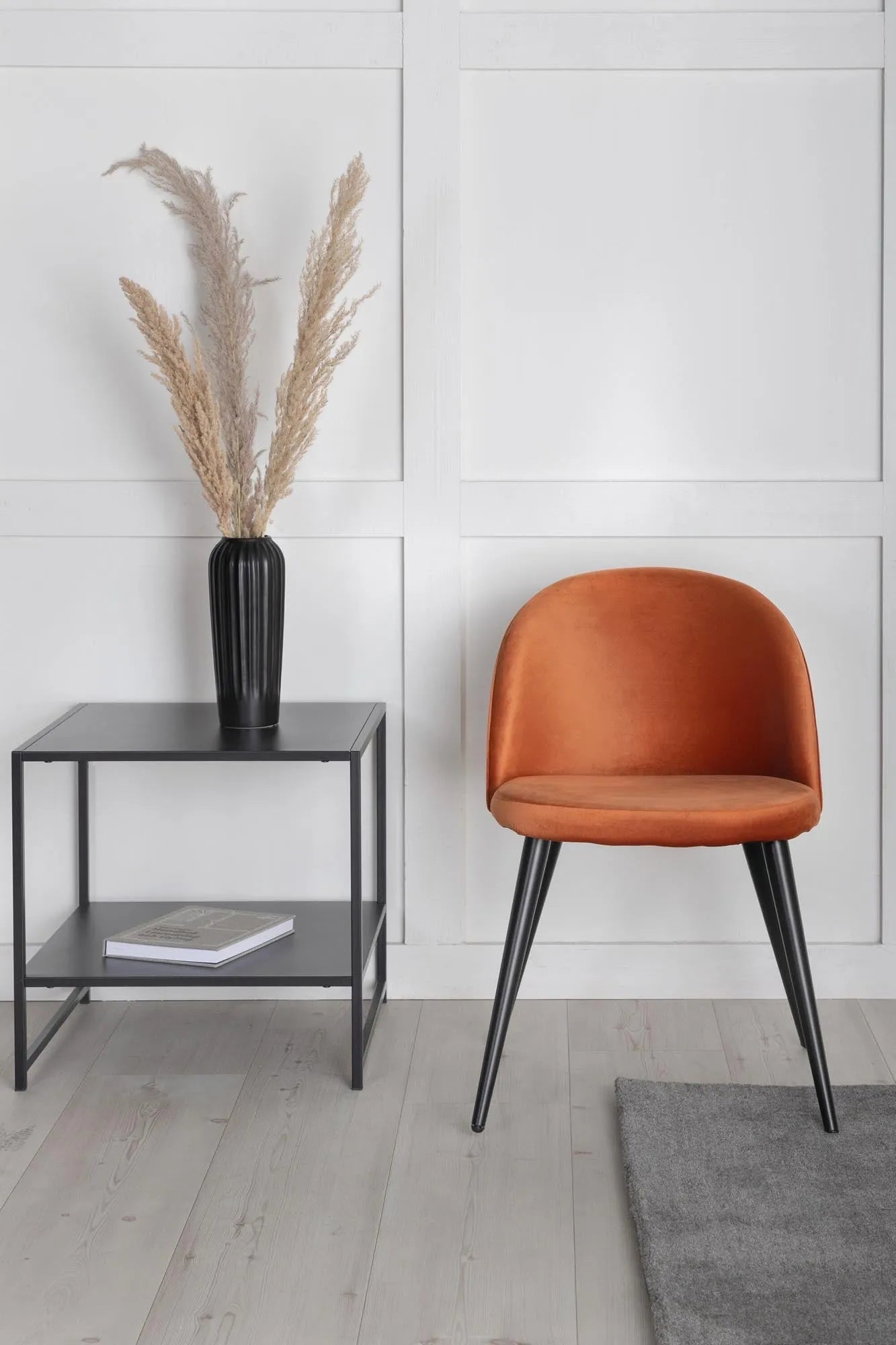 Luxuriöser Velvet Stuhl von Venture Home für zeitlose Wohnräume.
