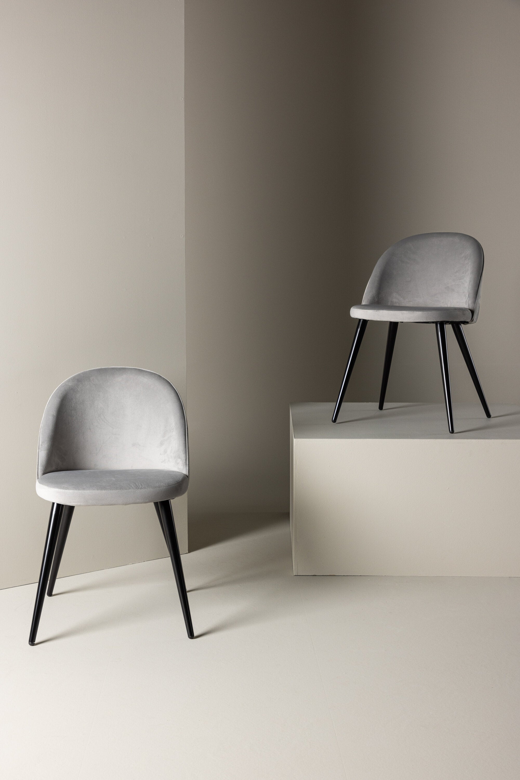Velvet Matstol Stuhl in Grau / Schwarz präsentiert im Onlineshop von KAQTU Design AG. Schalenstuhl ist von Venture Home