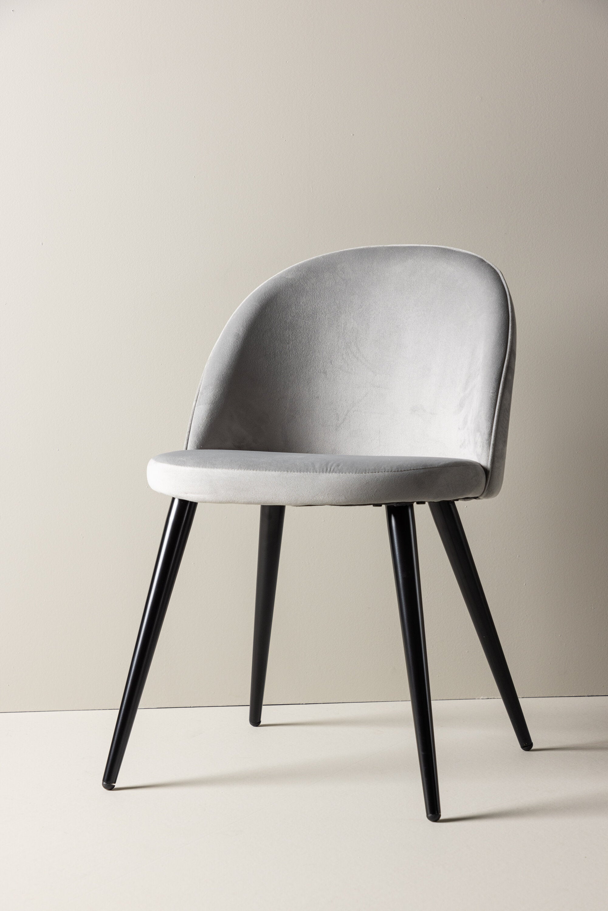 Velvet Matstol Stuhl in Grau / Schwarz präsentiert im Onlineshop von KAQTU Design AG. Schalenstuhl ist von Venture Home