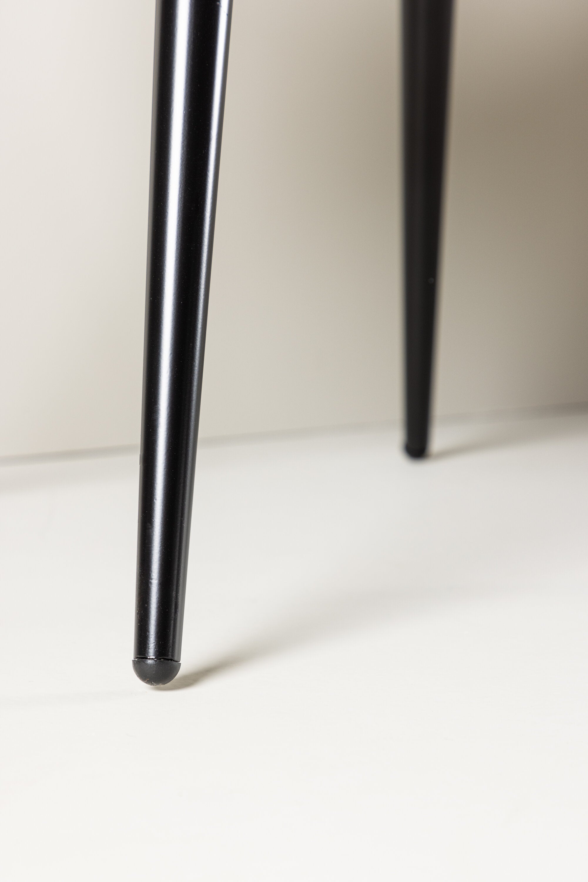 Velvet Matstol Stuhl in Schwarz präsentiert im Onlineshop von KAQTU Design AG. Schalenstuhl ist von Venture Home