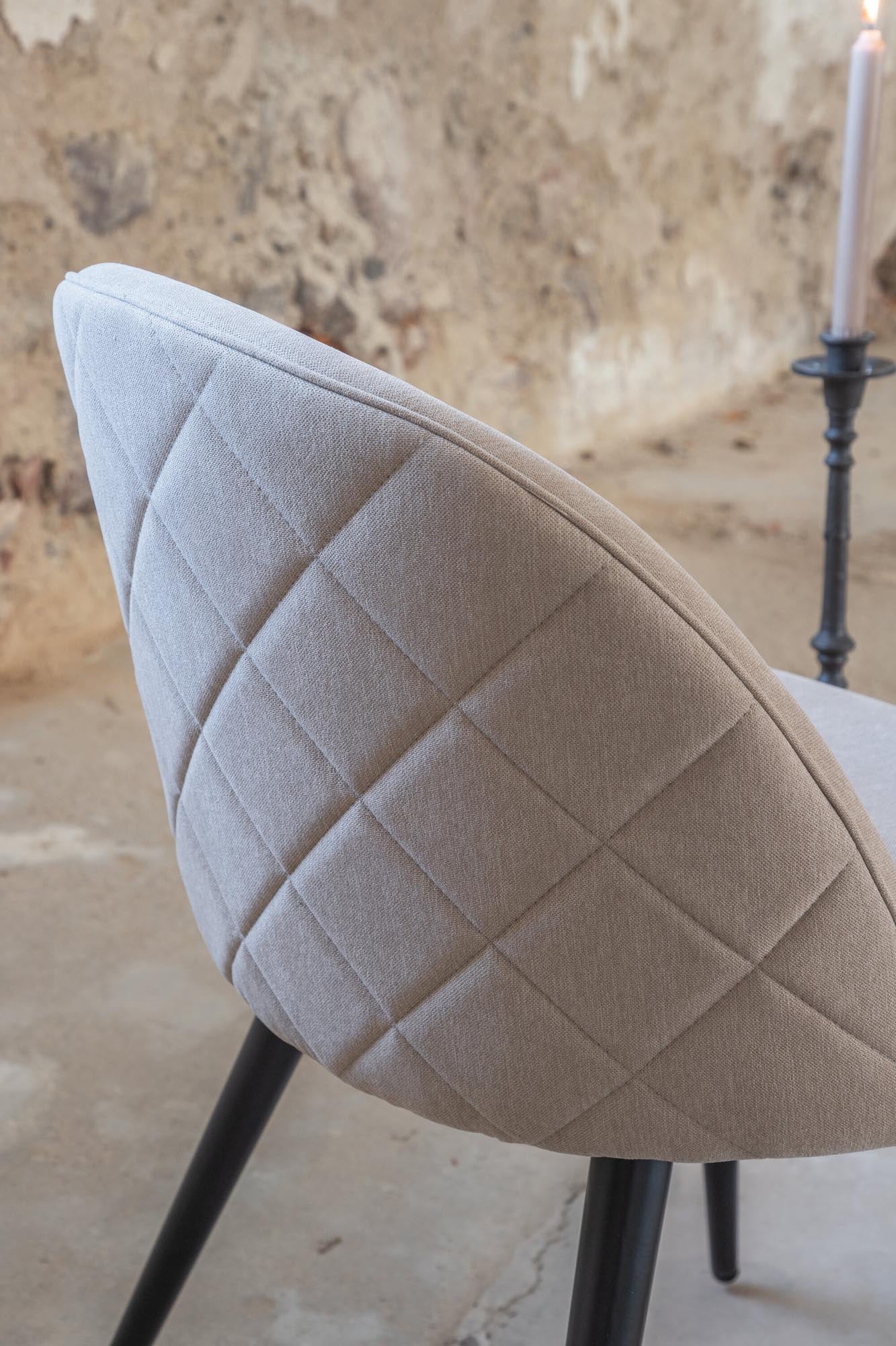 Velvet Stitches Stuhl in Beige präsentiert im Onlineshop von KAQTU Design AG. Stuhl ist von Venture Home