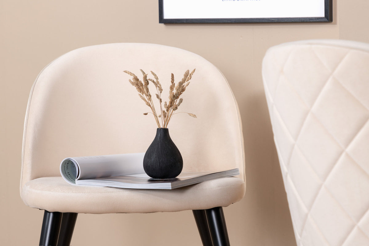 Velvet Stitches Stuhl in Beige mit gepolsterter Rückenlehne, Rautenmuster-Naht und schwarzen Stahlbeinen, Polyesterleinen-Bezug