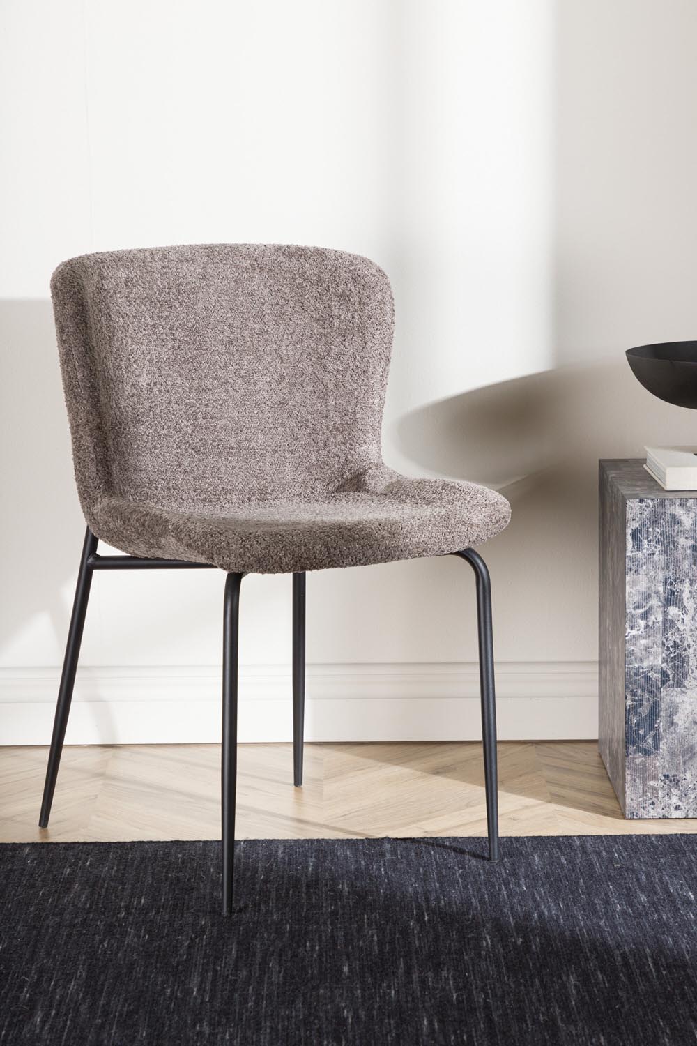 Modesto Stuhl in Braun präsentiert im Onlineshop von KAQTU Design AG. Stuhl ist von Venture Home