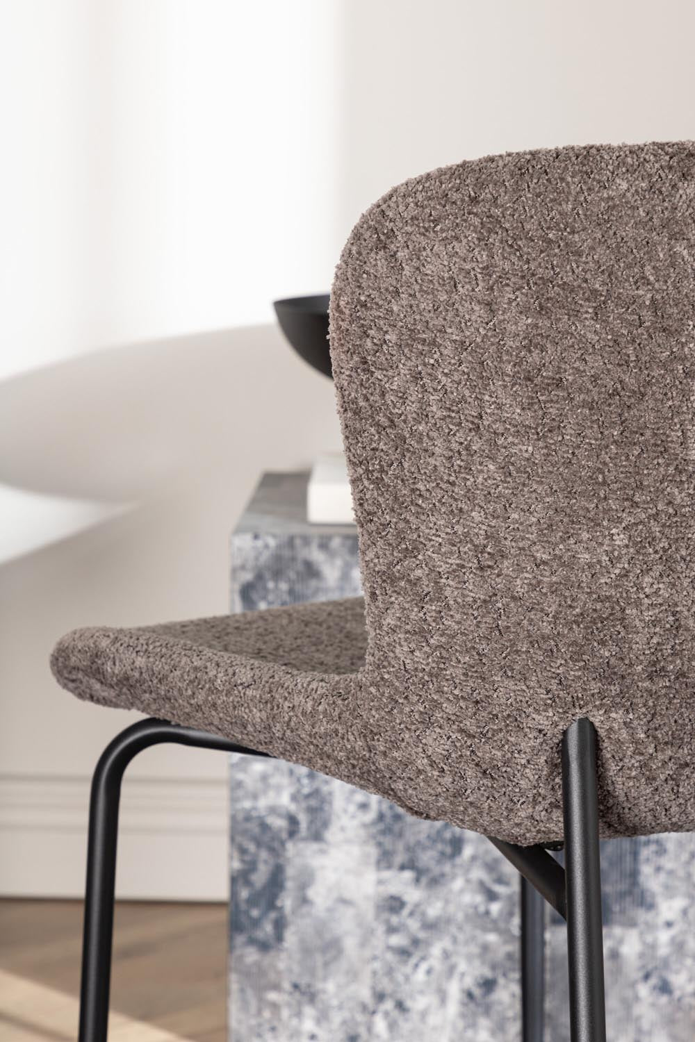 Modesto Stuhl in Braun präsentiert im Onlineshop von KAQTU Design AG. Stuhl ist von Venture Home