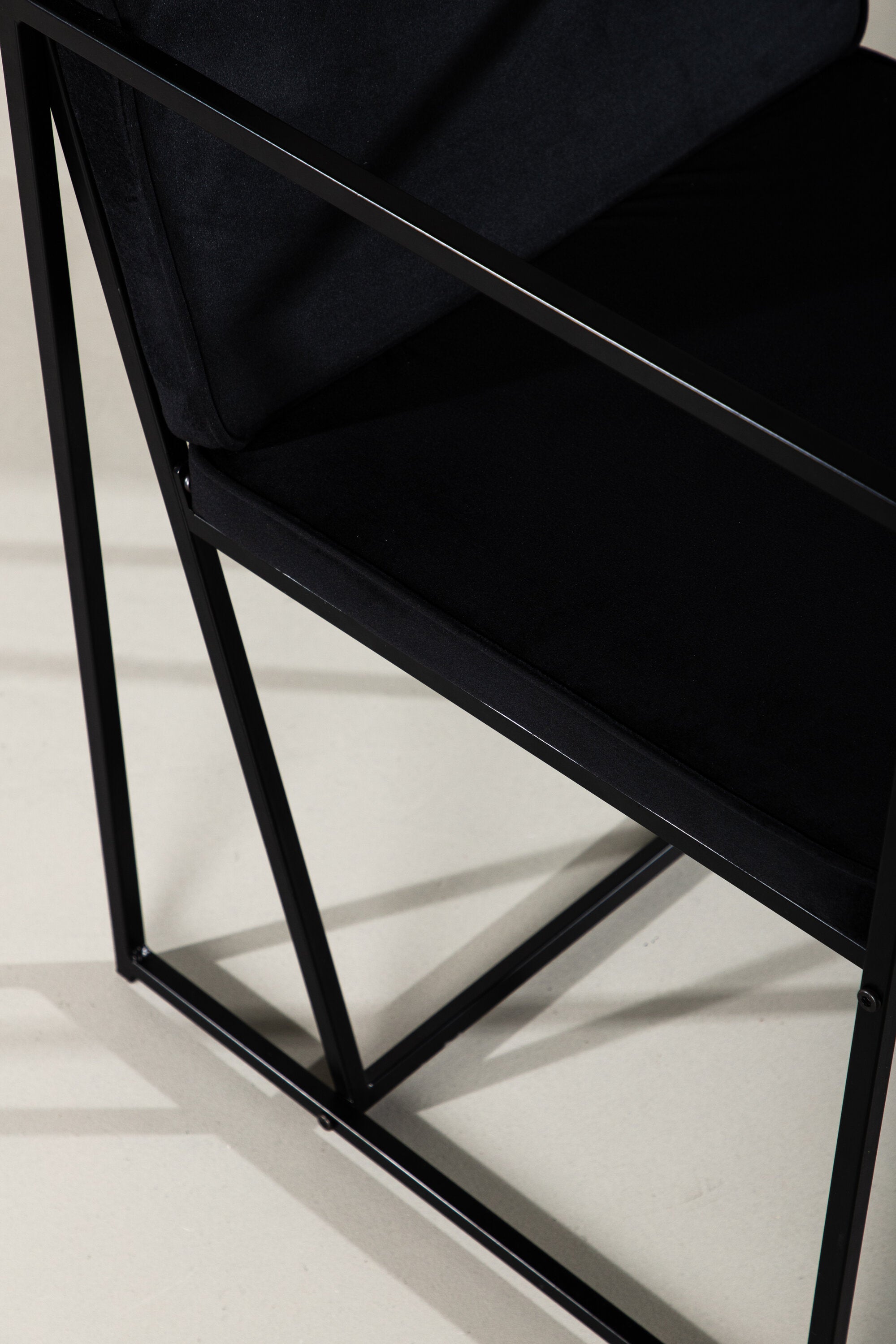 Richmond Stuhl in Schwarz präsentiert im Onlineshop von KAQTU Design AG. Stuhl mit Armlehne ist von Venture Home