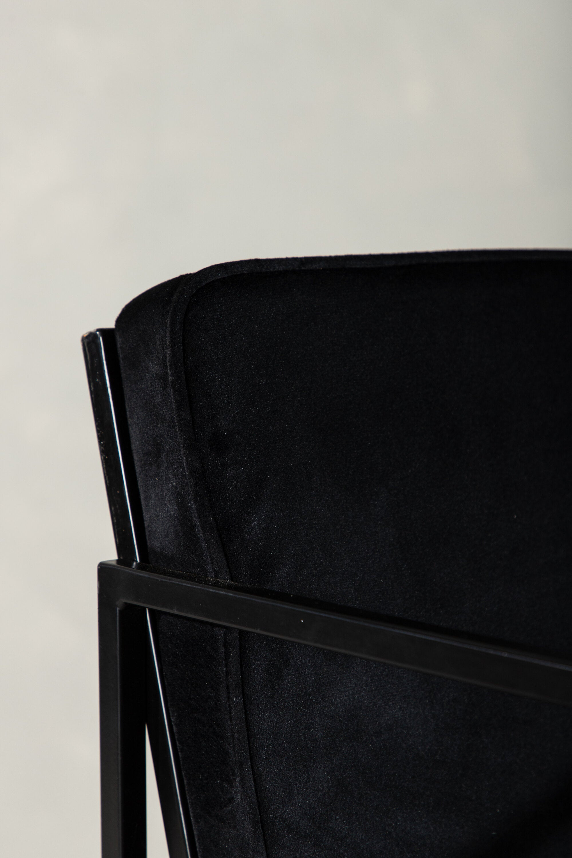 Richmond Stuhl in Schwarz präsentiert im Onlineshop von KAQTU Design AG. Stuhl mit Armlehne ist von Venture Home