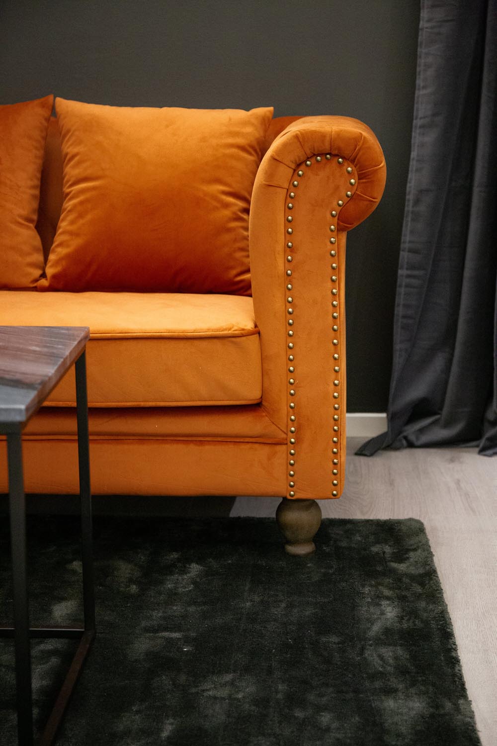 Velvet 3-Sitzer Sofa in Rusty Orange präsentiert im Onlineshop von KAQTU Design AG. 3er Sofa ist von Venture Home