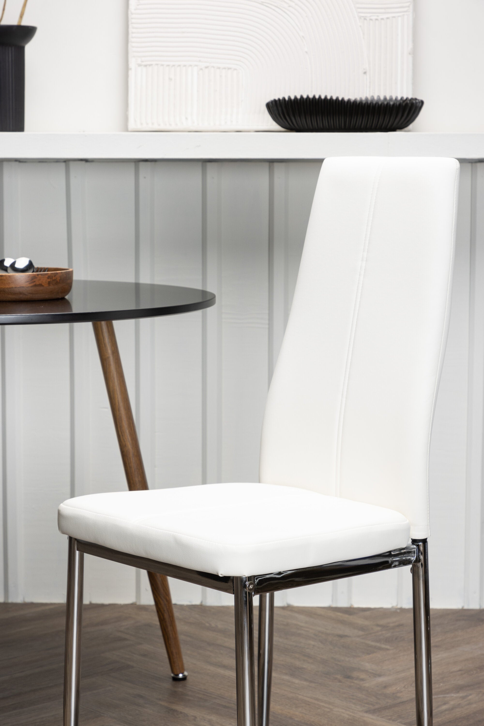 Pastill Stuhl in Weiss präsentiert im Onlineshop von KAQTU Design AG. Stuhl ist von Venture Home