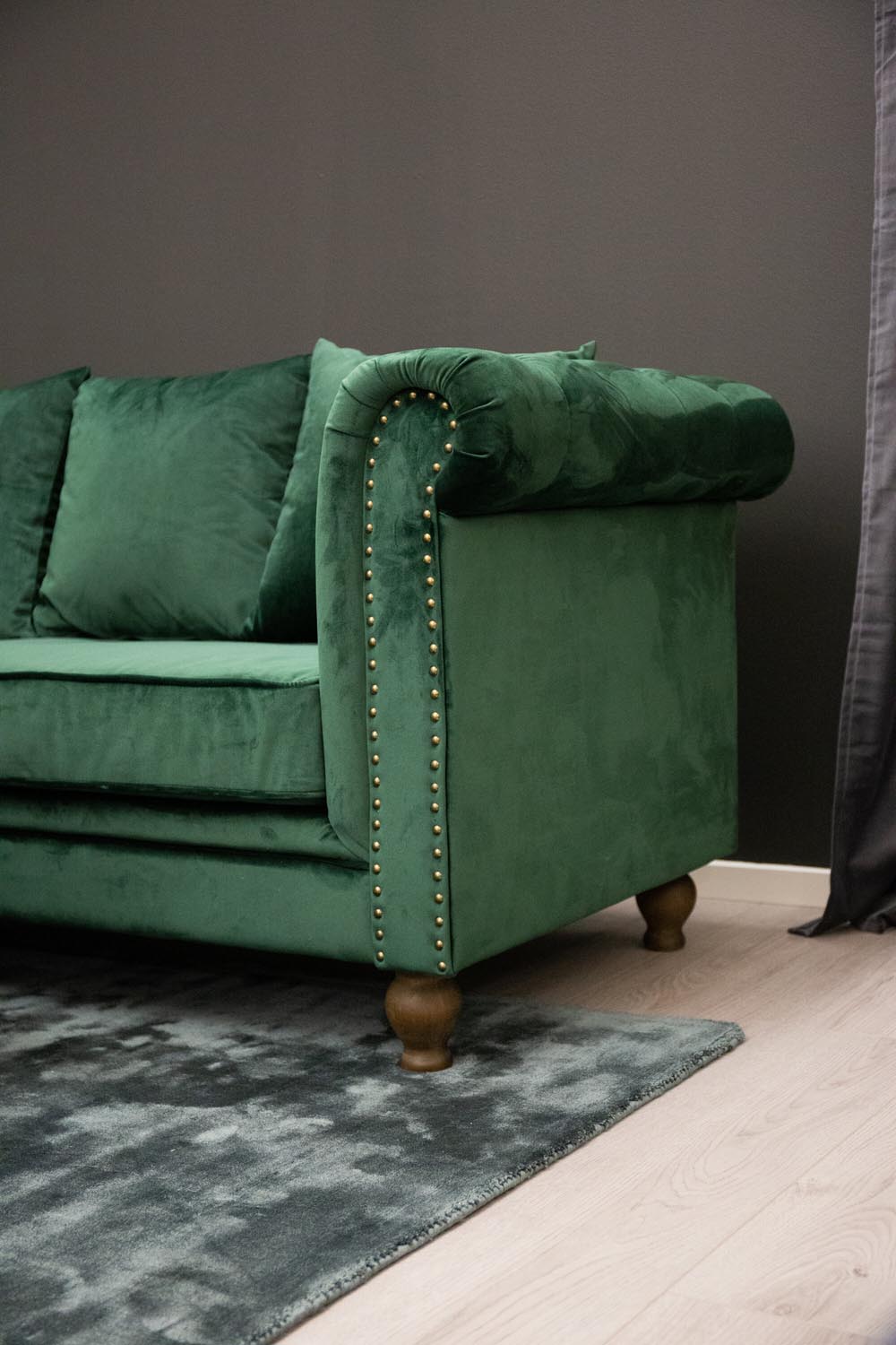 Velvet 3-Sitzer Sofa in Mossgrün präsentiert im Onlineshop von KAQTU Design AG. 3er Sofa ist von Venture Home